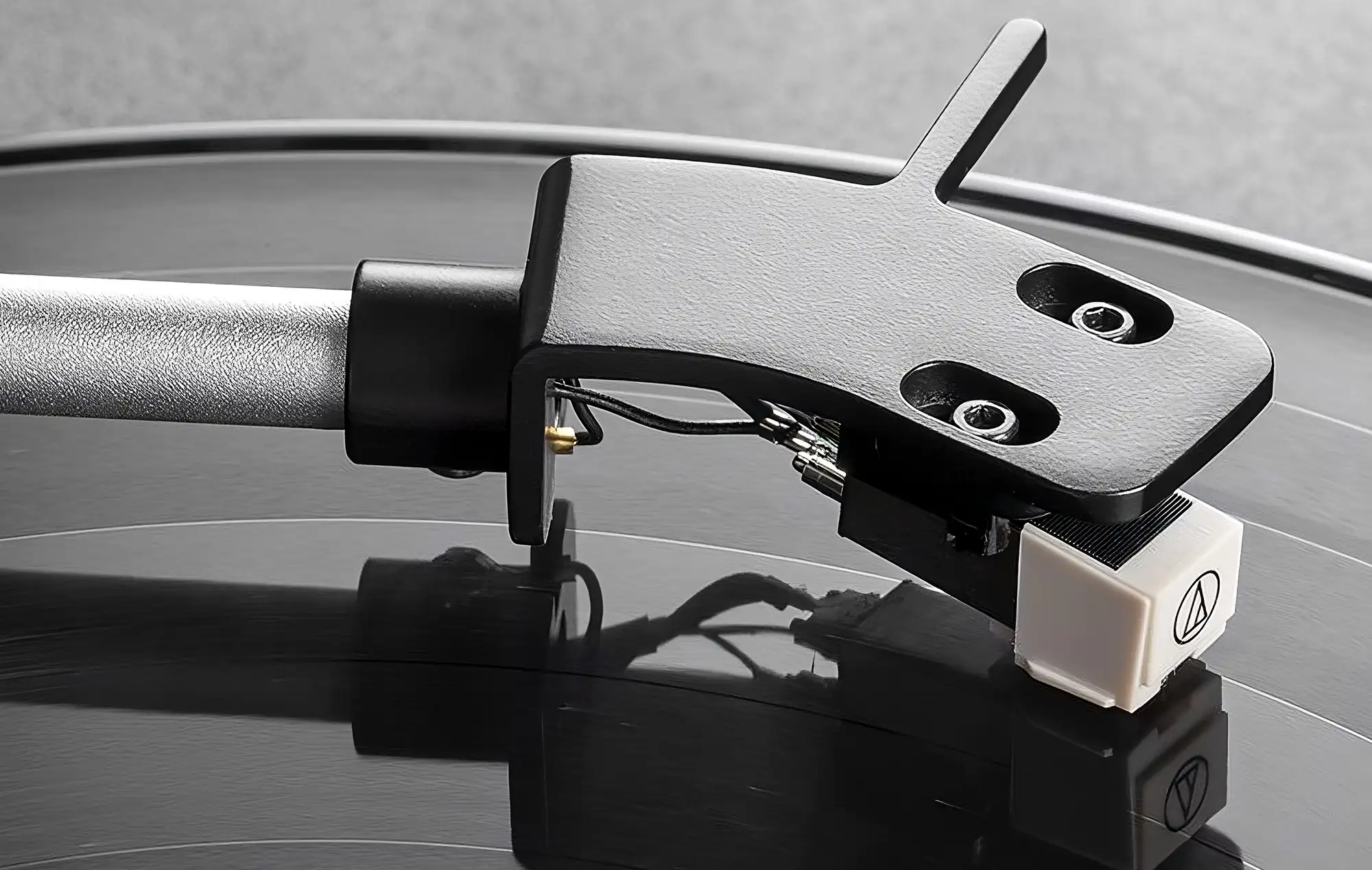 Картридж Audio-Technica AT3600L на тонарме винилового проигрывателя Premiera ECO BT.