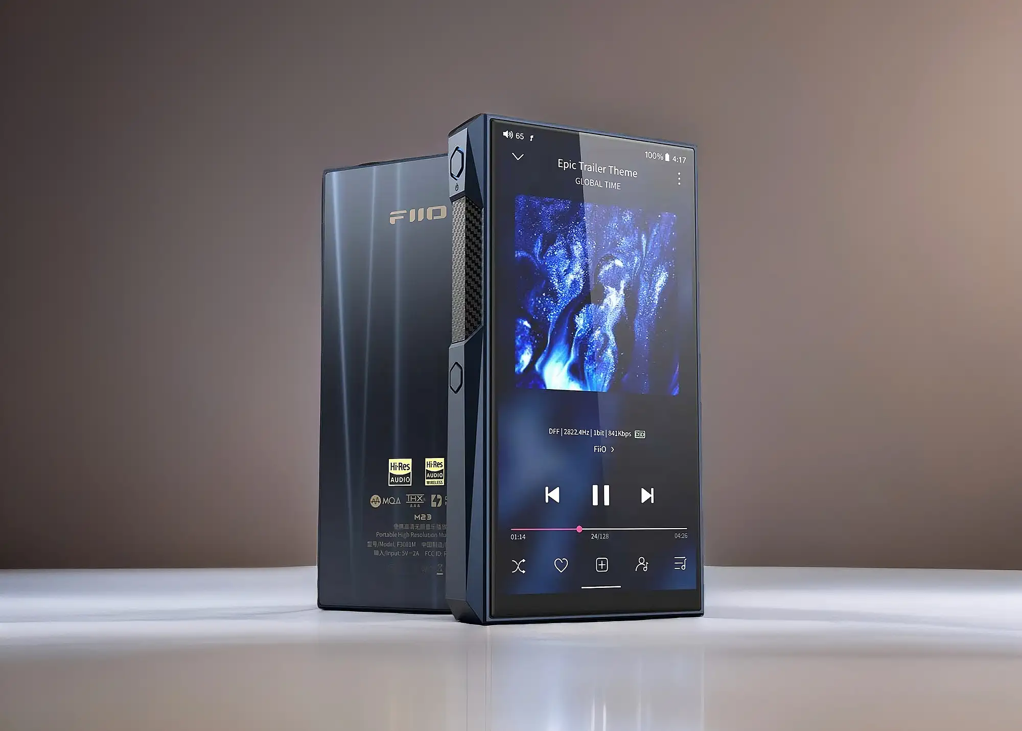 Аудиоплеер FiiO M23. Спереди – устройство с включенным дисплеем, за ним – вид задней панели. Видна карбоновая вставка. Студийное фото на светлом фоне.