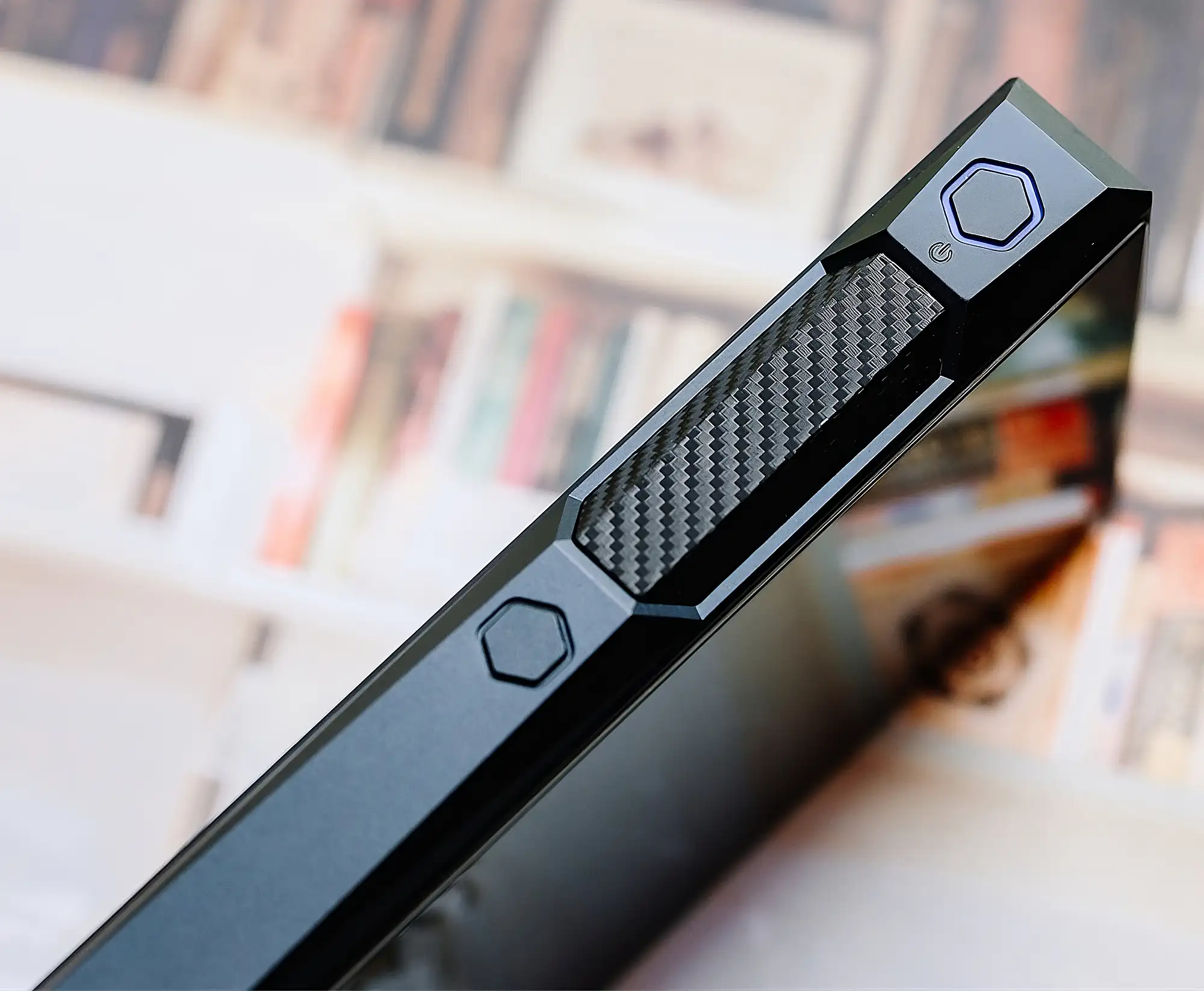 Боковая грань FiiO M23: карбоновая сенсорная панель и кнопки с подсветкой.