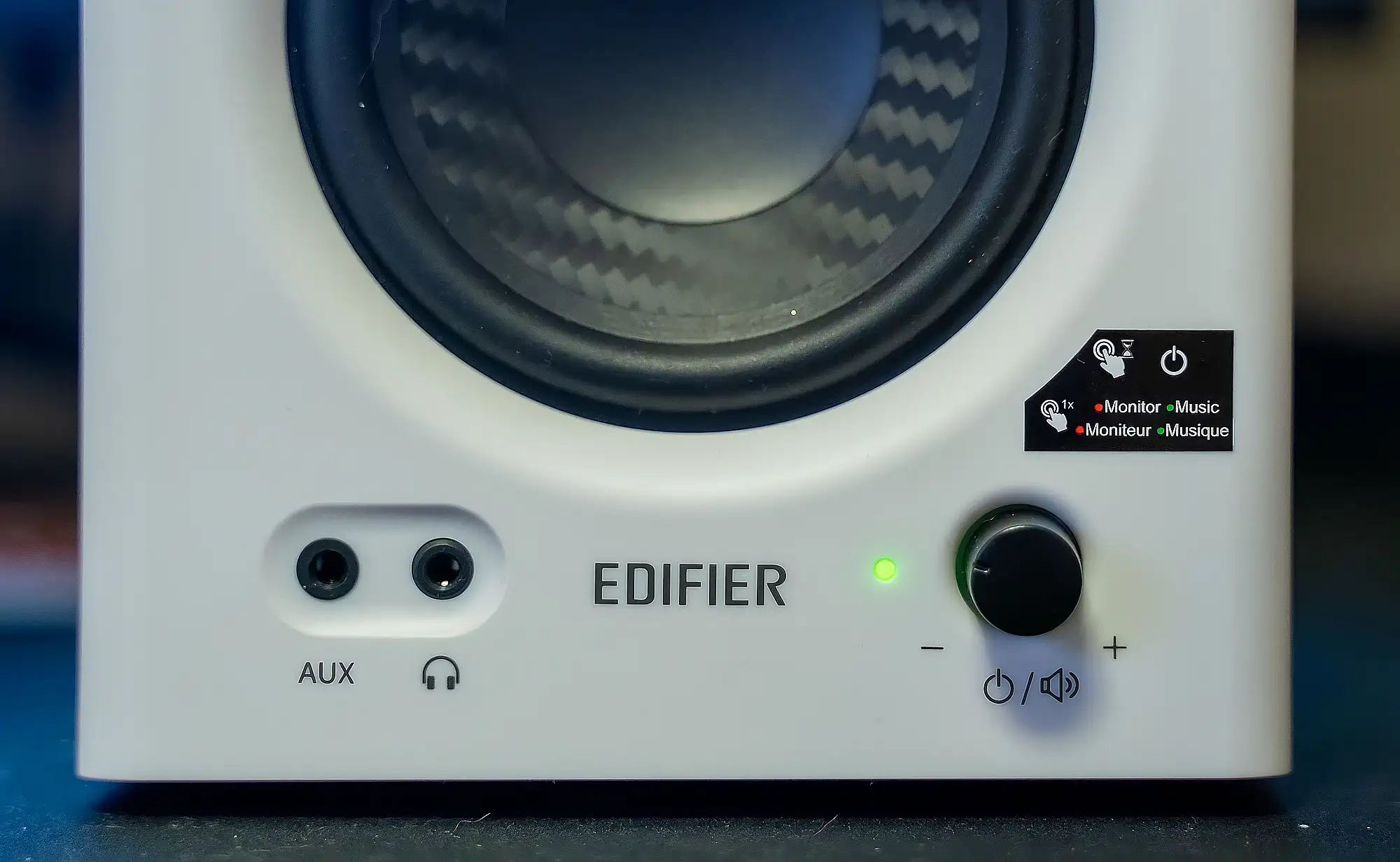 Панель управления Edifier MR4: AUX, выход на наушники, энкодер и индикатор режимов.