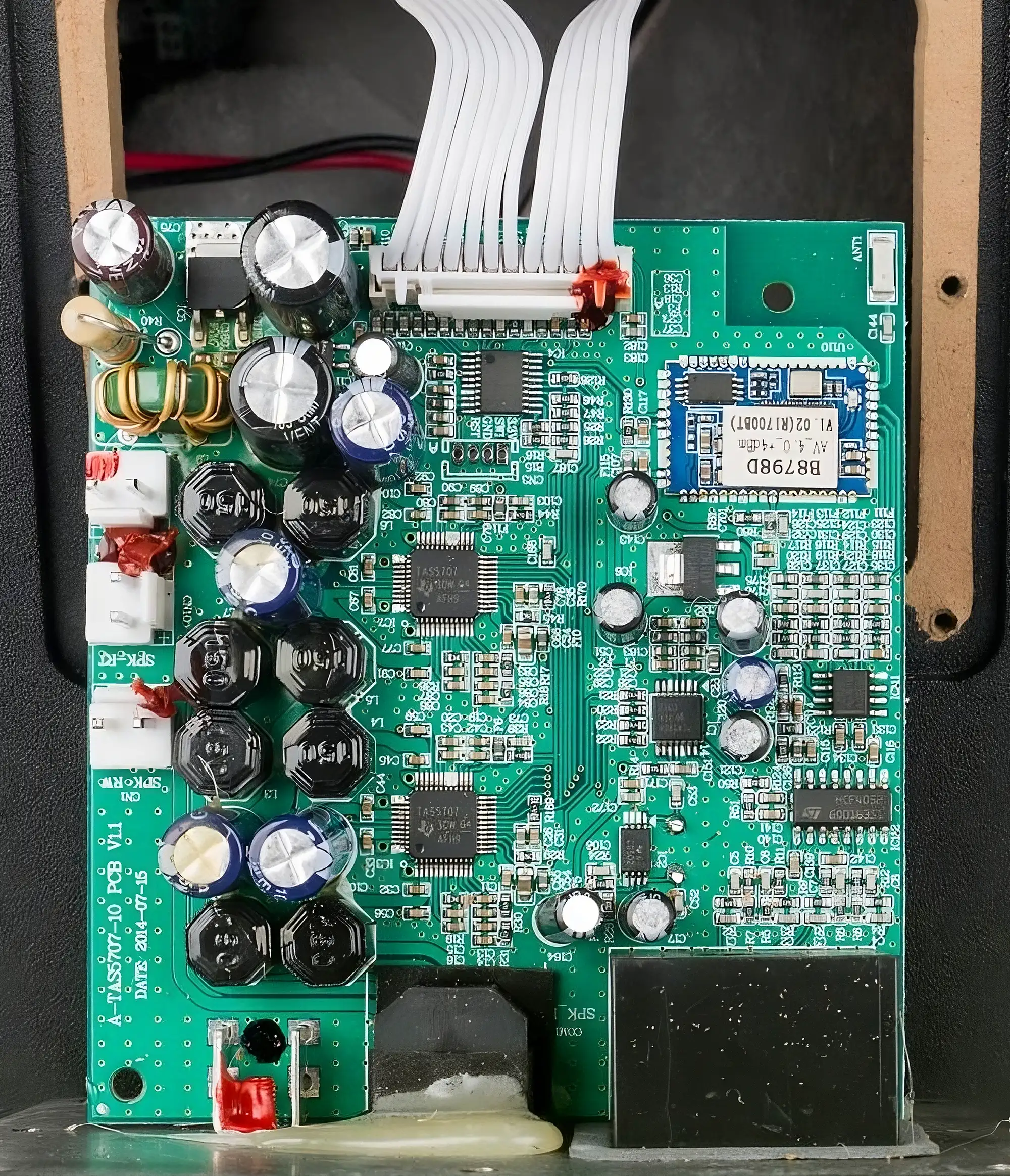 Плата управления Edifier R1700BT с усилителями TAS5707, Bluetooth-модулем и элементами схемы.