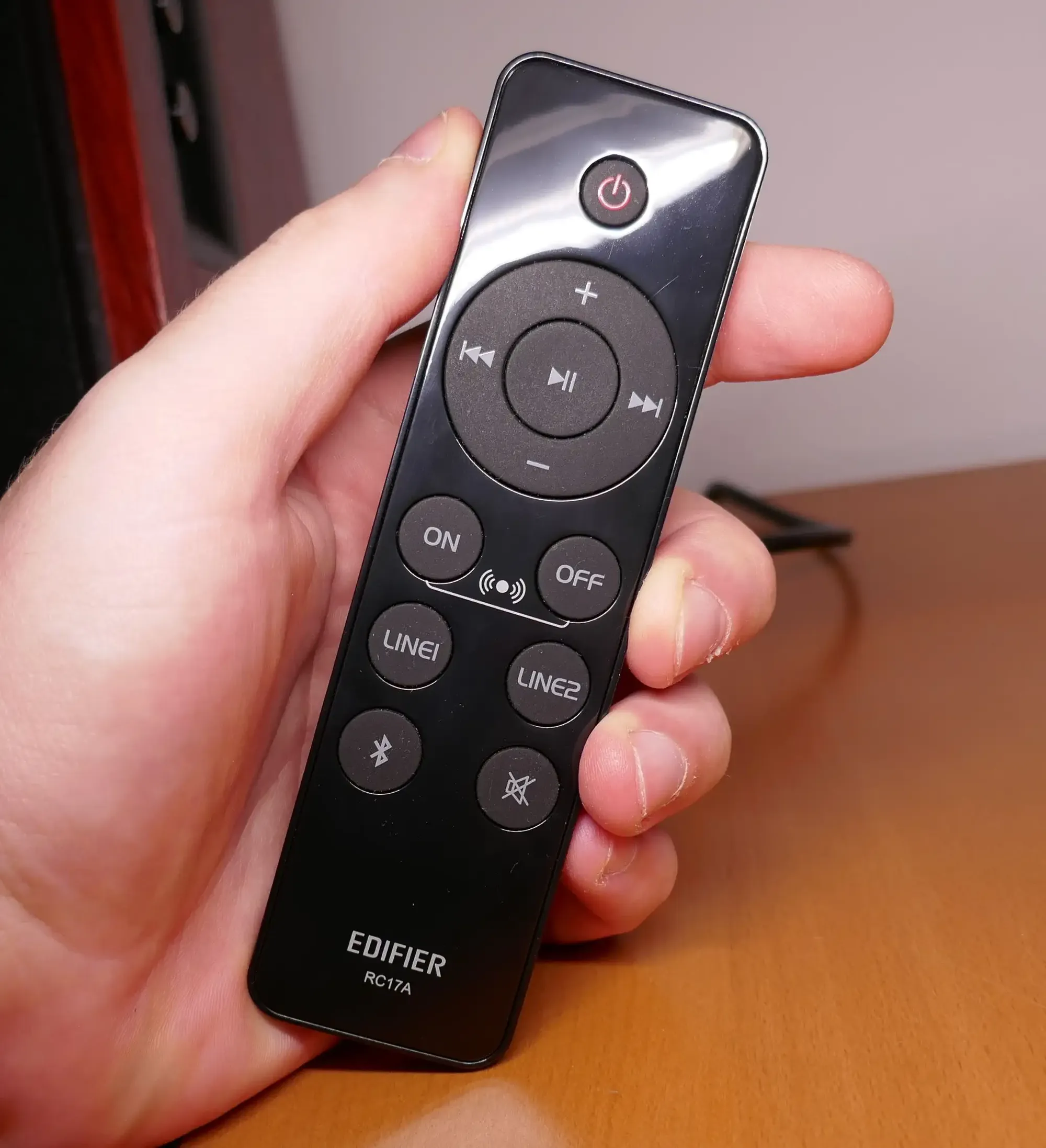 Пульт Edifier RC17A для R1700BT: кнопки питания, Bluetooth, входов и управления воспроизведением.