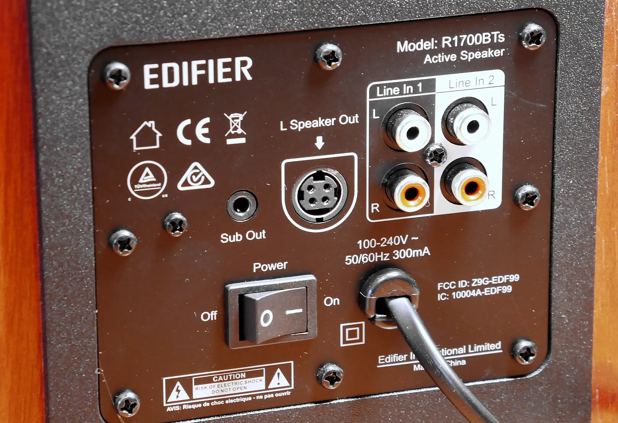 Задняя панель Edifier R1700BTs: входы RCA, Sub Out, разъем колонки и выключатель.