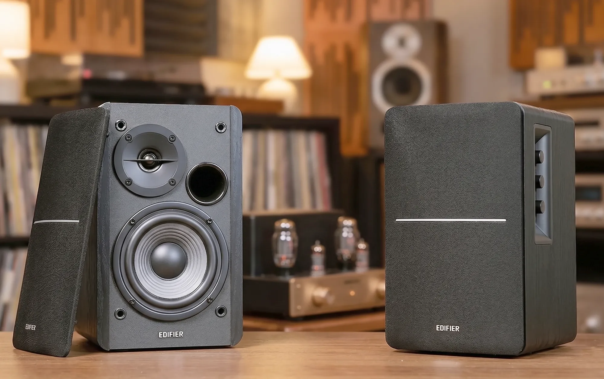 Колонки Edifier R1280DB без гриля: динамики, фазоинвертор и боковые регуляторы.