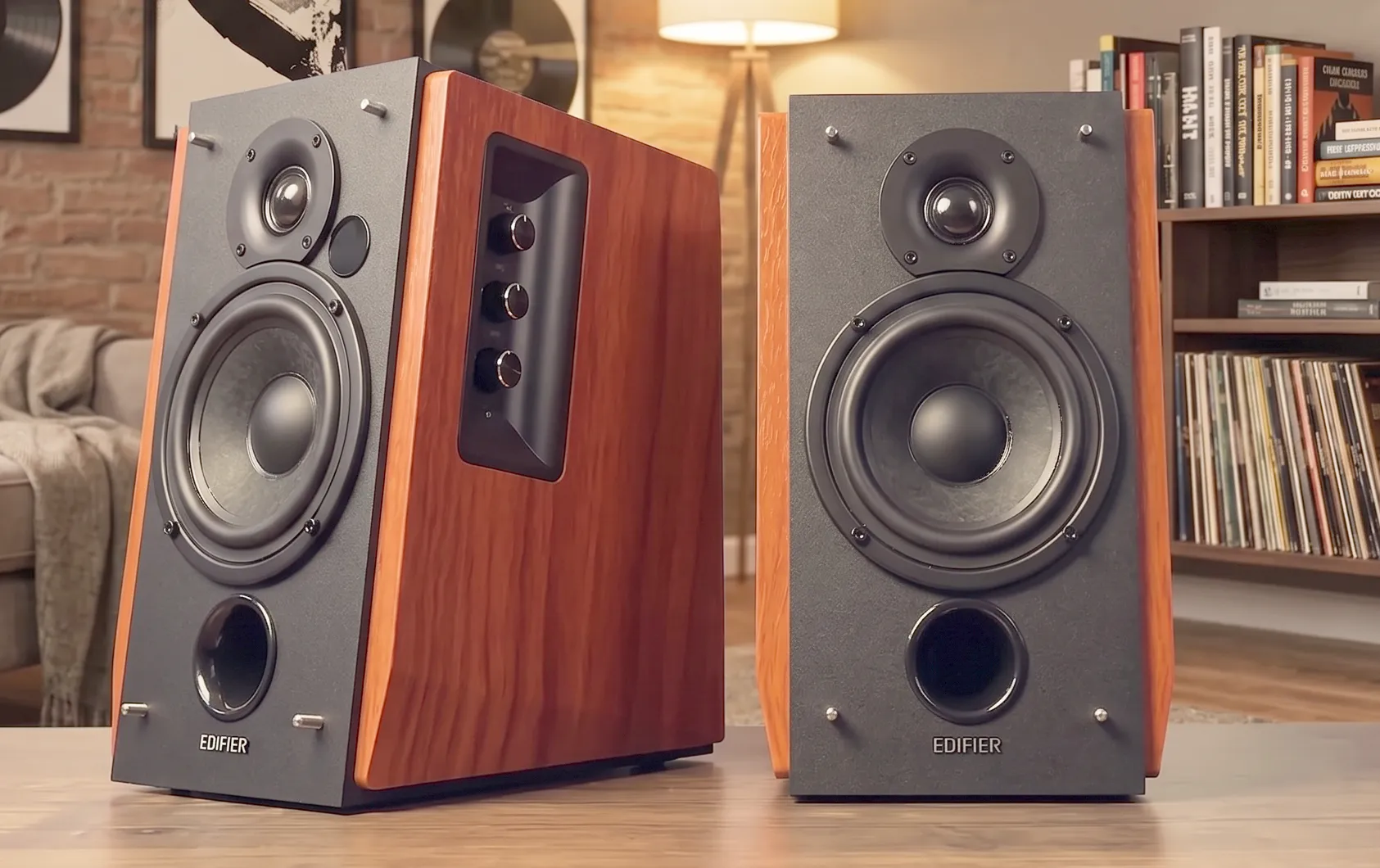Колонки Edifier R1700BT без грилей: динамики, фазоинверторы и боковые регуляторы.