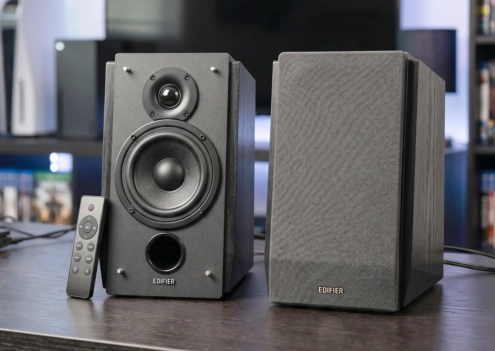 Колонки Edifier R1855DB без гриля: динамики, фазоинвертор и пульт управления рядом.