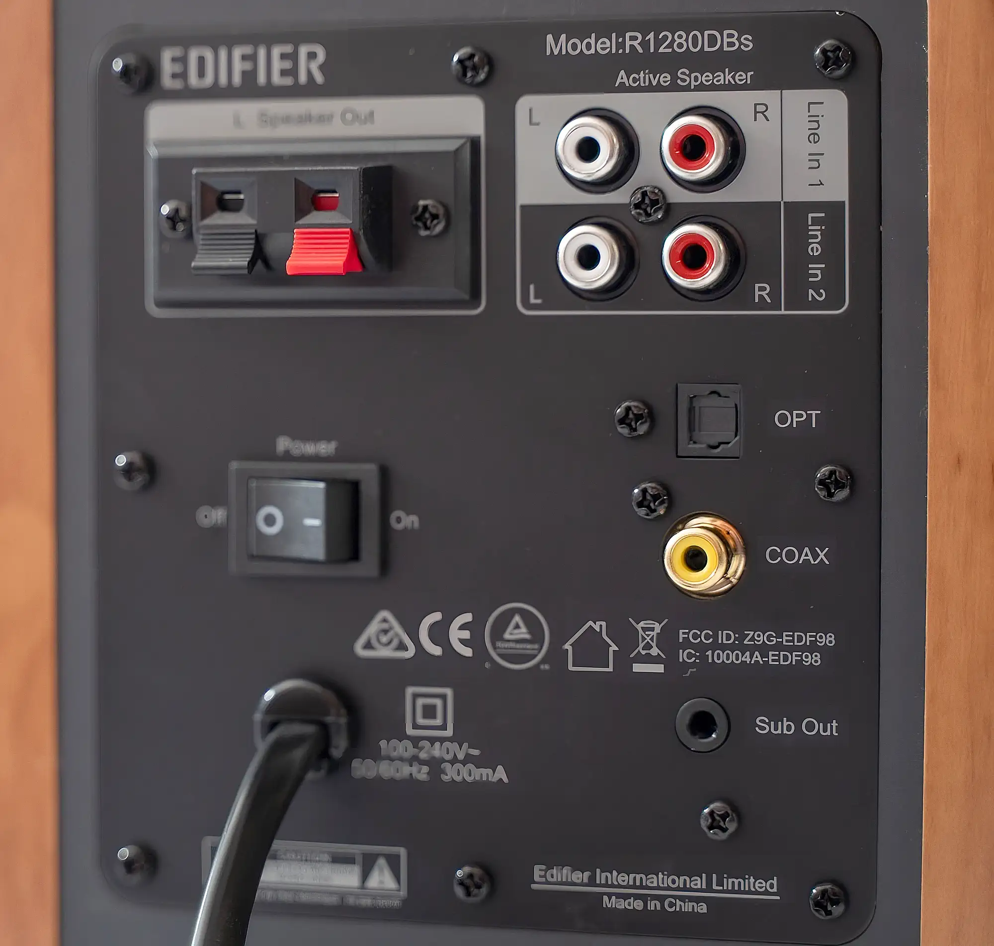 Задняя панель Edifier R1280DBs с RCA, цифровыми портами, Sub Out и клеммами.