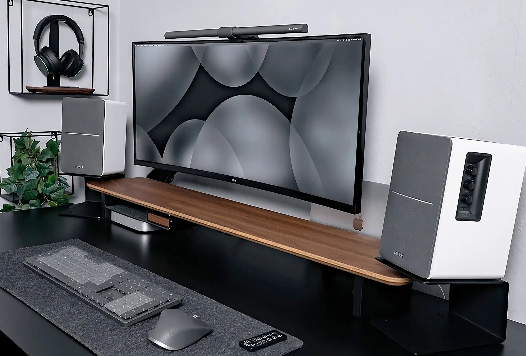 Белые колонки Edifier R1280DBs на стойках по бокам монитора в минималистичном рабочем месте.