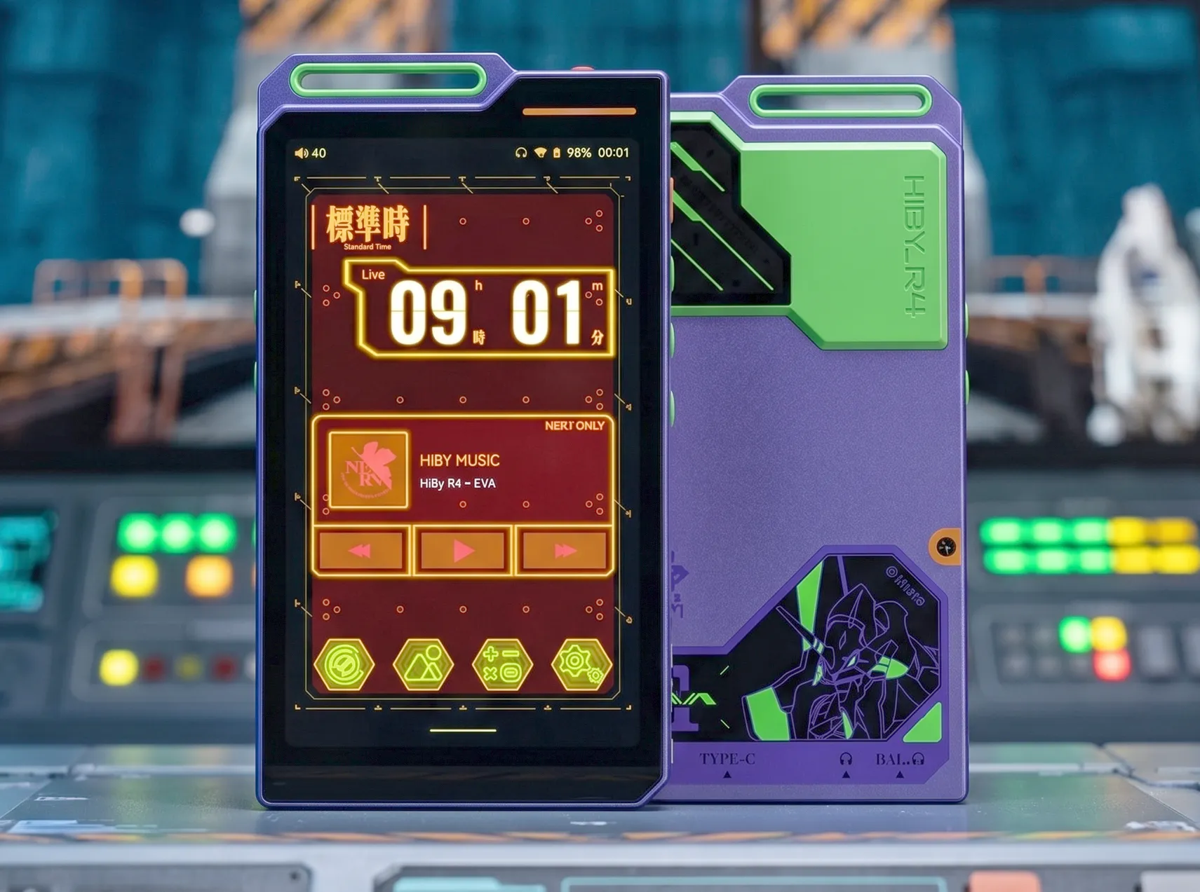 HiBy R4 EVA Edition: лицевая и задняя стороны плеера, оранжевый интерфейс и фиолетовая панель с графикой.