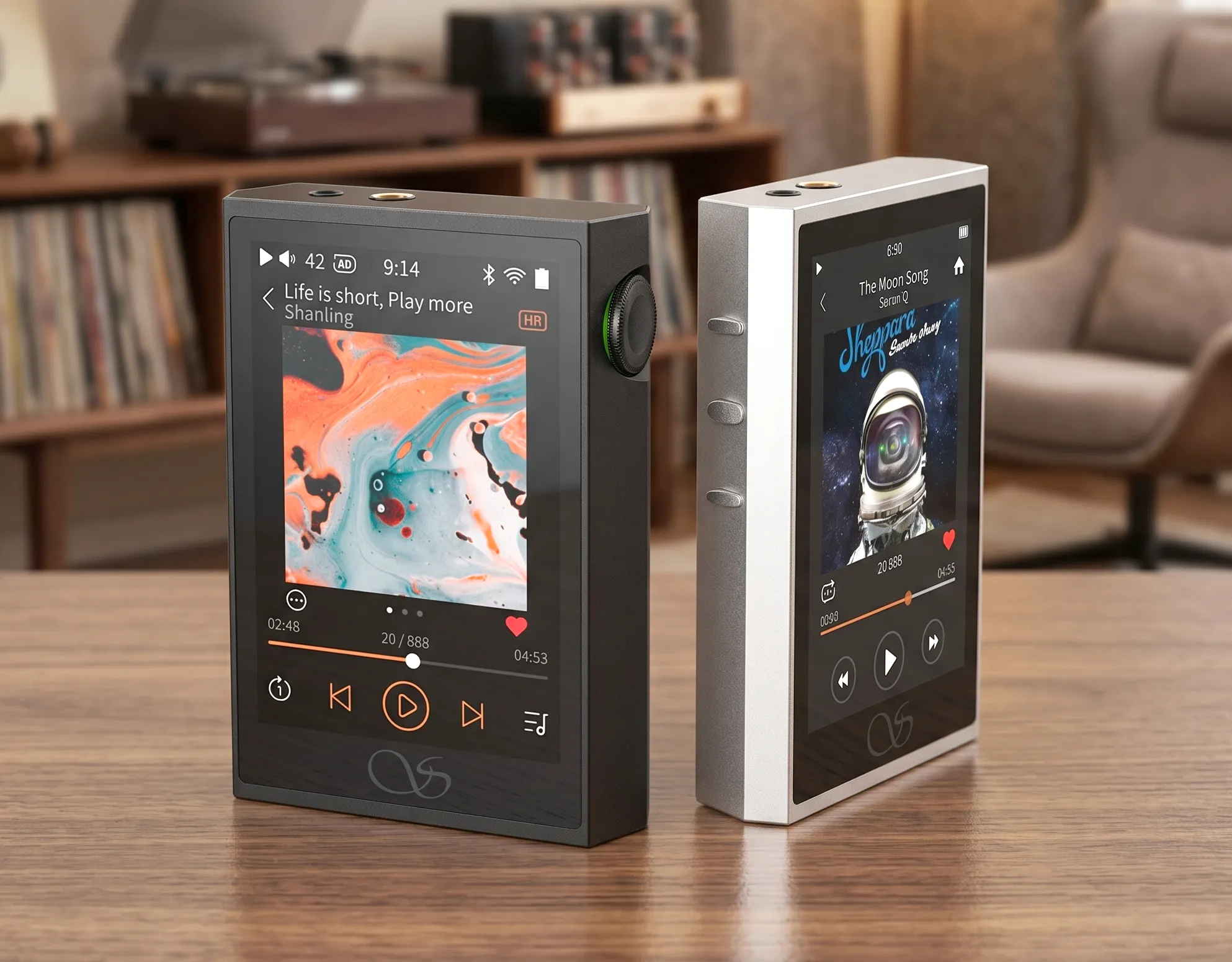 Shanling M1 Plus: черная и серебристая модели на столе, экраны включены, фон размыт, ракурс три четверти.