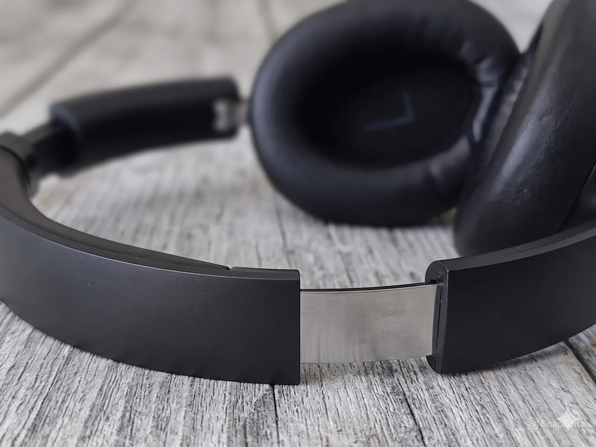 Оголовье UGREEN HiTune Max5c: макро металлического слайдера и механизма регулировки на фоне амбушюр.