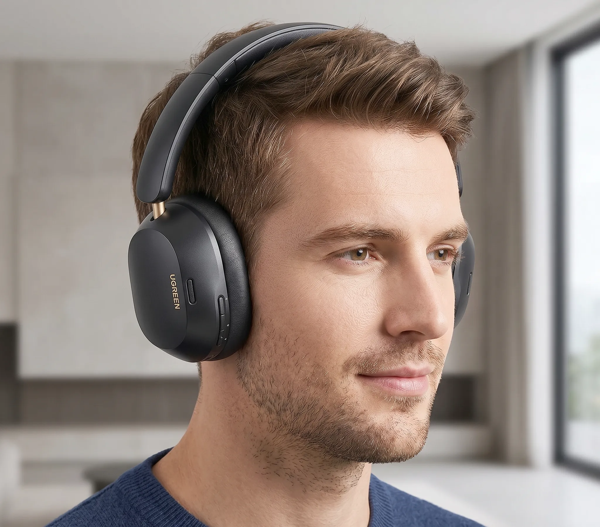 UGREEN HiTune Max5c на голове мужчины: портрет в три четверти, вид амбушюр и кнопок управления.