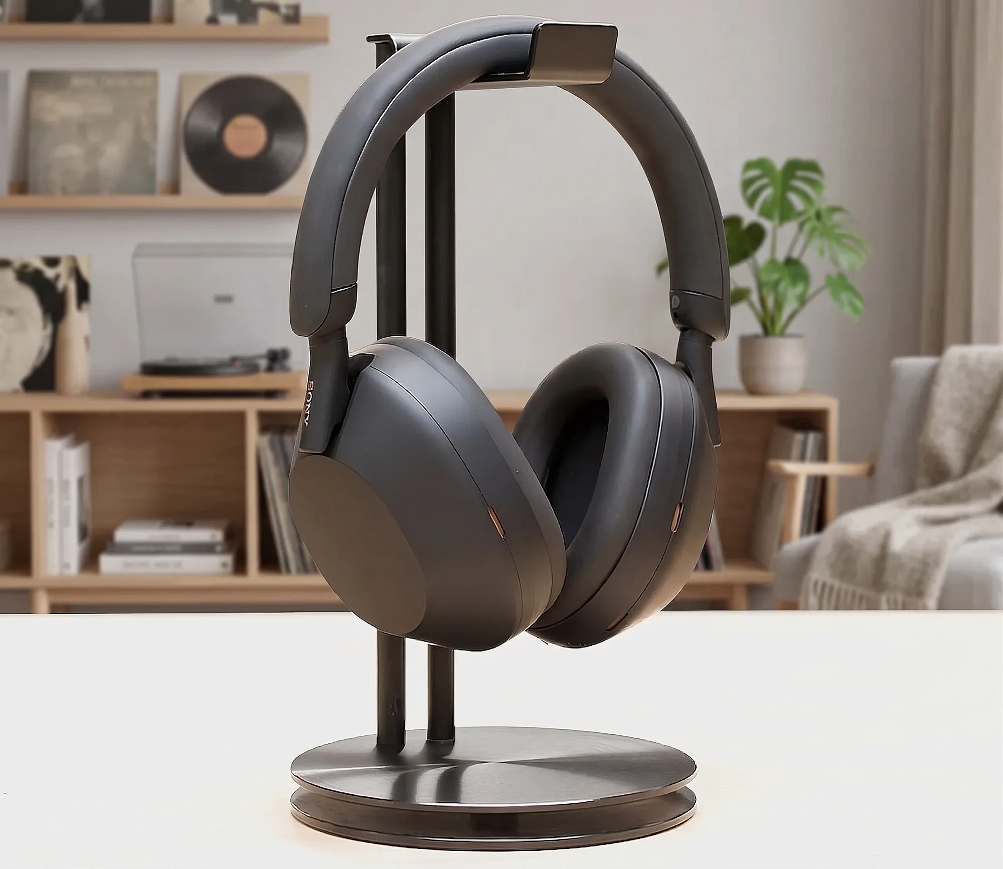 Наушники Sony WH-1000XM5 на стойке в центре. Фон – стеллаж с винилом и проигрыватель. Интерьерный кадр с мягким светом и фокусом на устройстве.