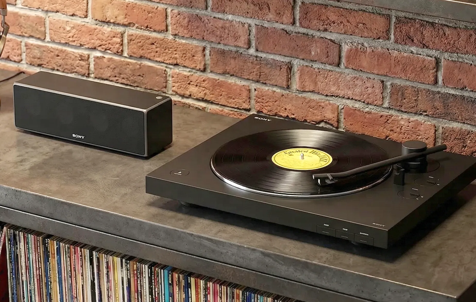 Проигрыватель Sony PS-LX310BT с тонармом, алюминиевым диском и кнопками управления на панели.
