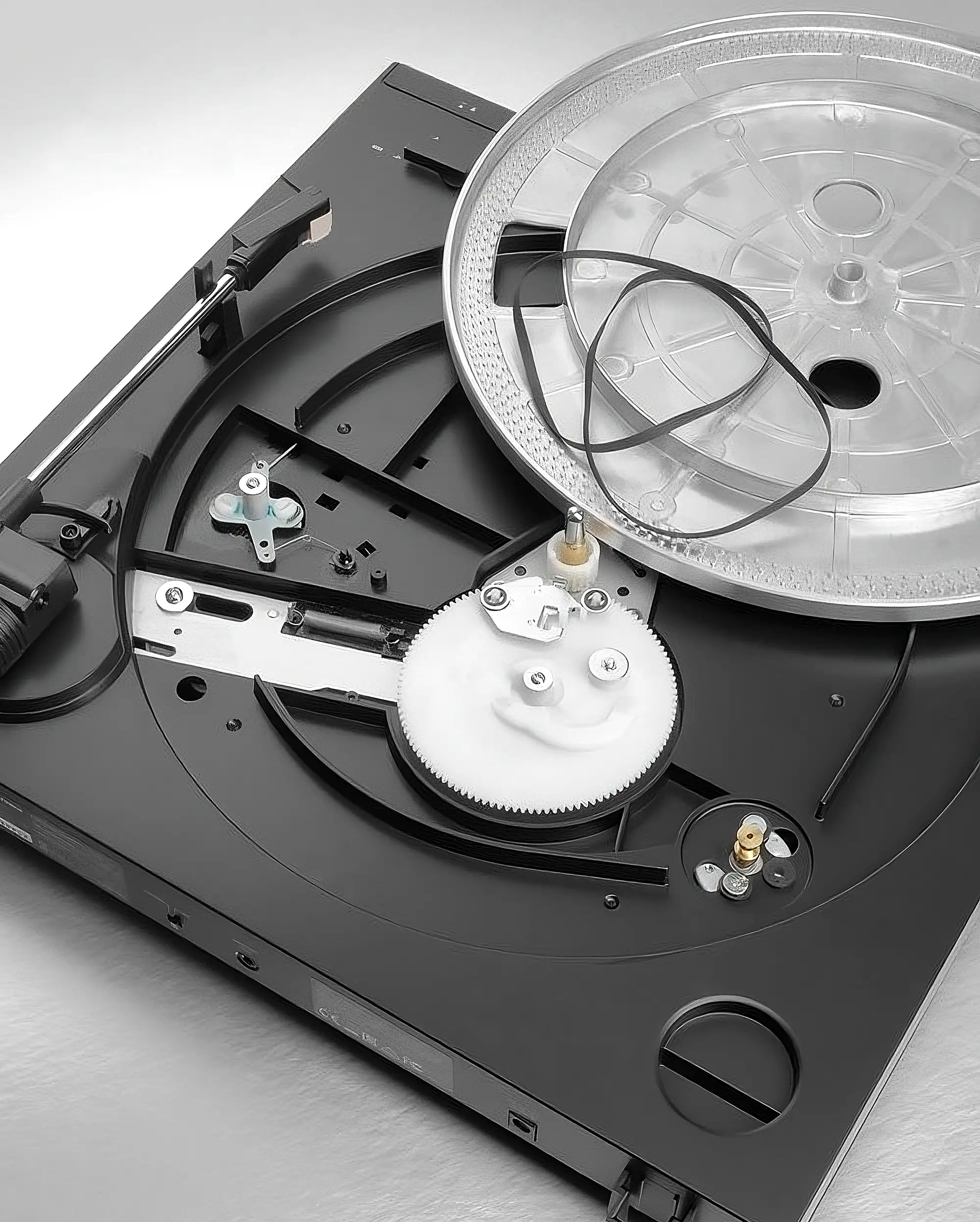 Внутренний механизм Audio-Technica AT-LP60X: пассик, шестерня, узлы автоматики и снятый диск.
