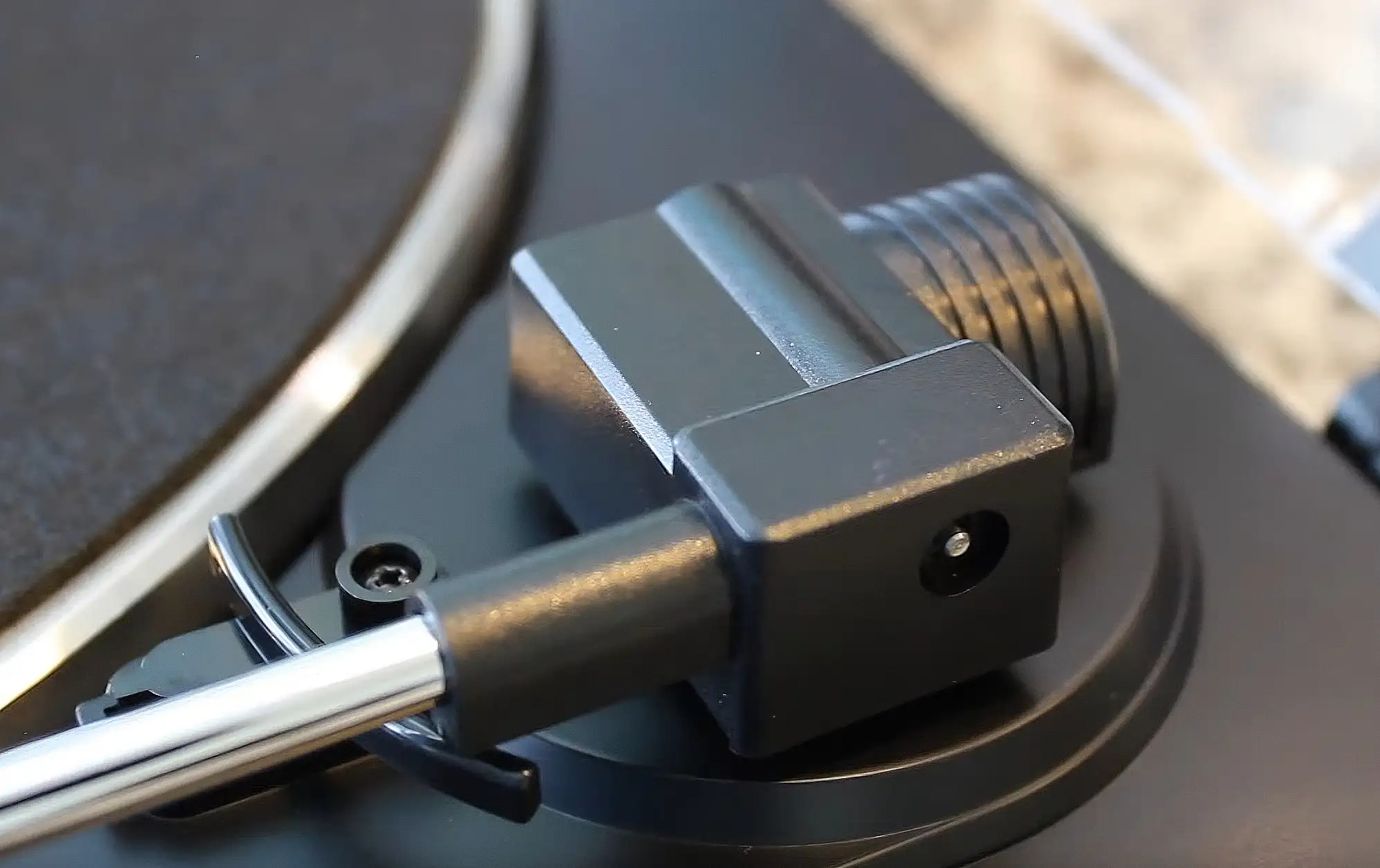 Узел тонарма Audio-Technica AT-LP60X: основание, несъемный противовес, трубка и фиксатор держателя.