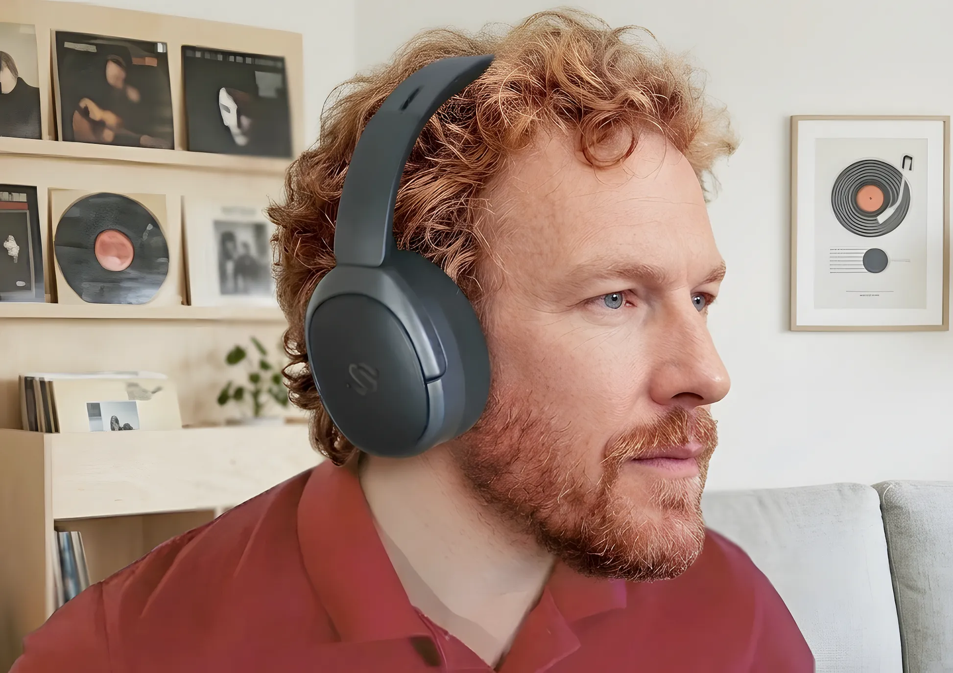 Павел Окопень в Edifier Stax Spirit S5: профильный портрет в интерьере, матовые чашки, стеллаж с винилом и постер.