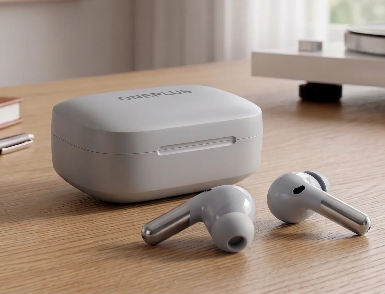 OnePlus Nord Buds 4 Pro: TWS-наушники и кейс Radiant Gray на деревянном столе, матовый футляр и глянцевые ножки.