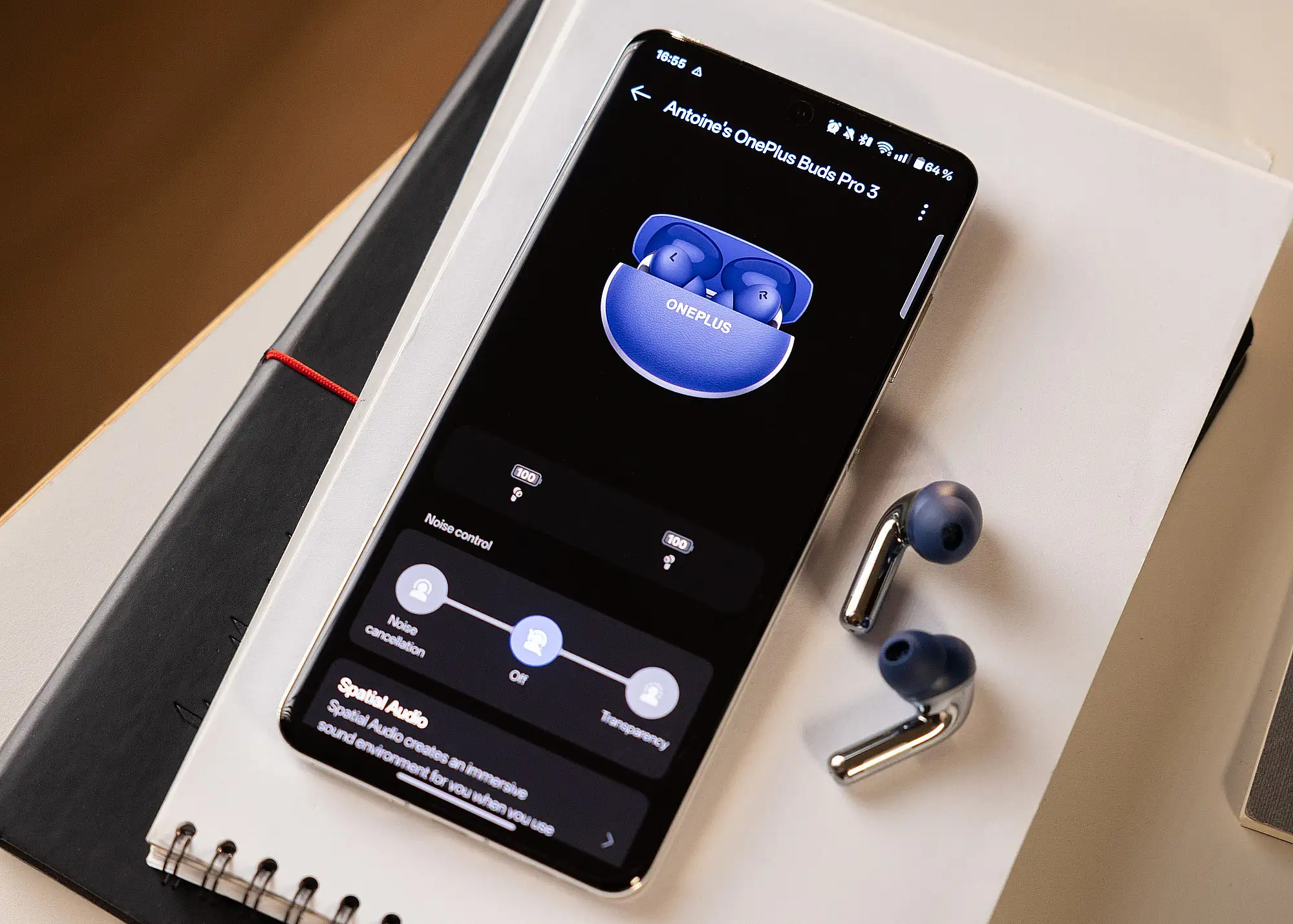 OnePlus Buds Pro 3: скриншот приложения на смартфоне с 3D-моделью, зарядом, Noise Control и Spatial Audio, темная тема.