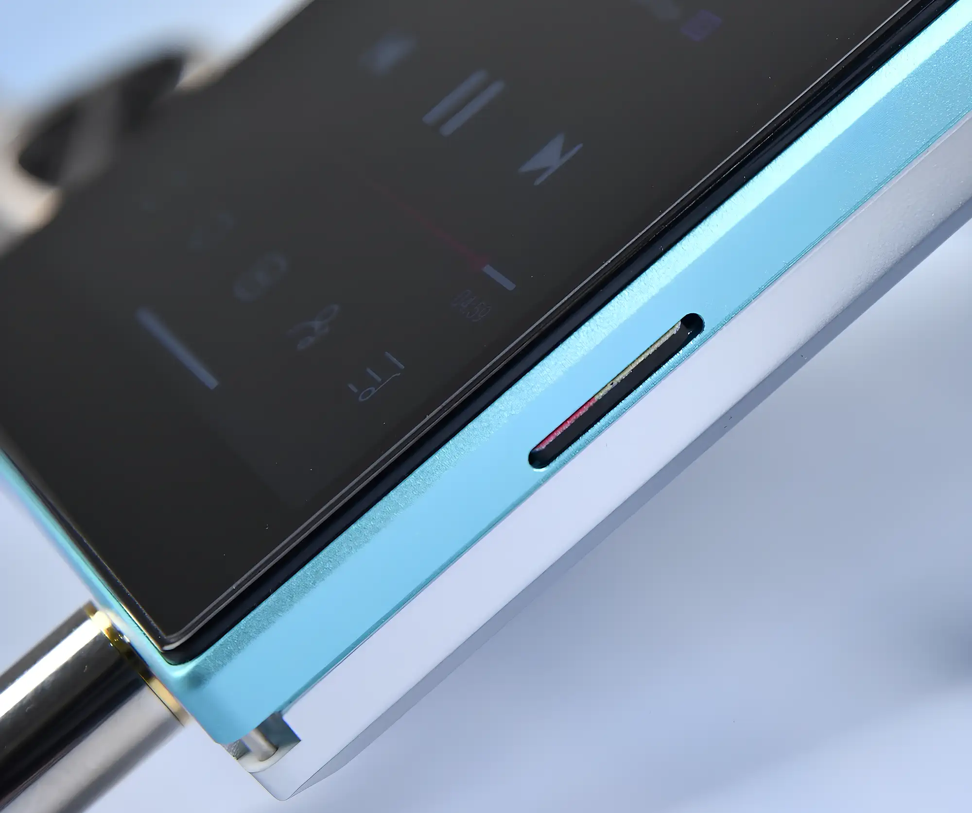 FiiO JM21: крупный план, слот microSD на голубой грани корпуса и подключенный штекер.