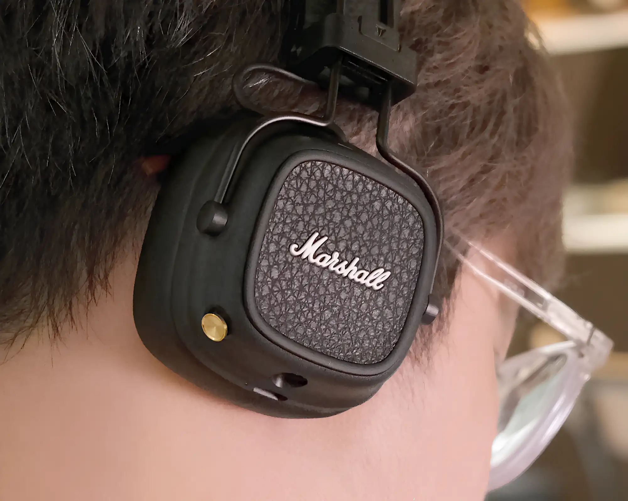 Marshall Major V: посадка на голове, чашка с золотистым джойстиком, крупный профильный план.