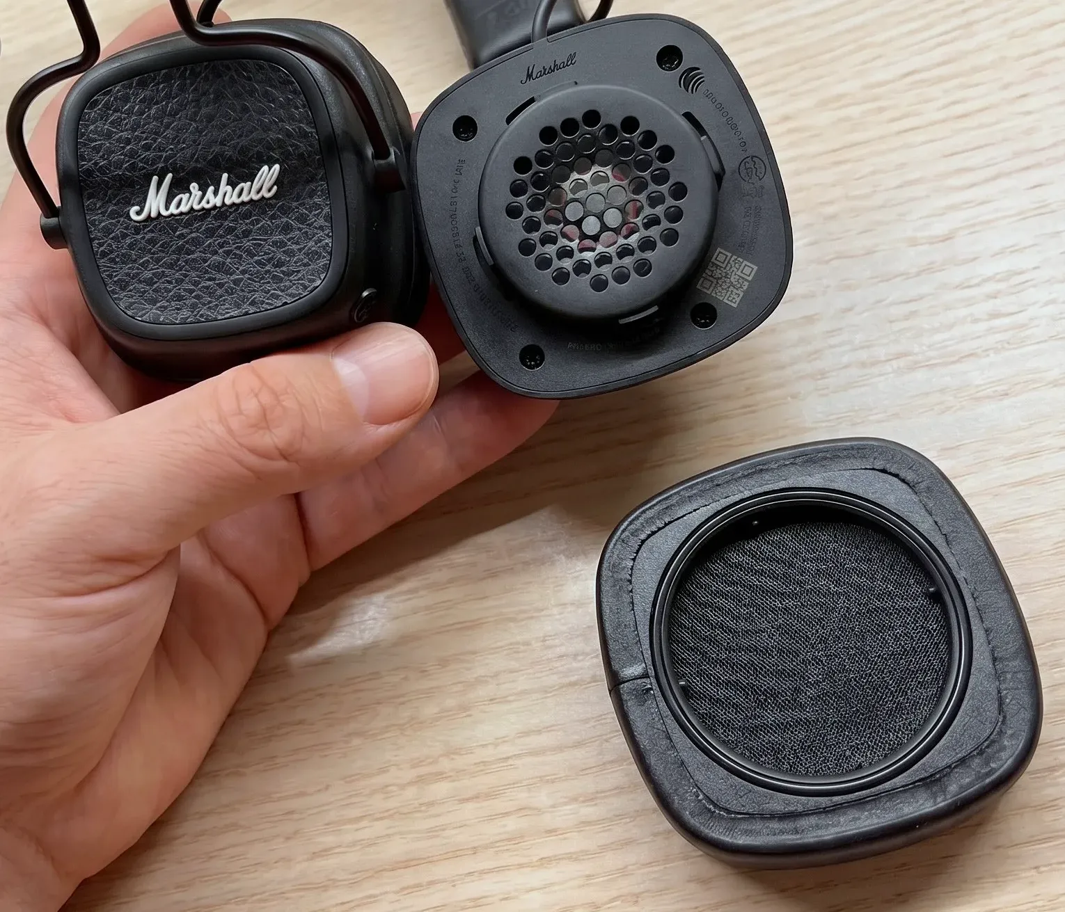 Наушники Marshall Major V со снятой амбушюрой в руке: байонетное крепление чашки и защитная решетка динамика.