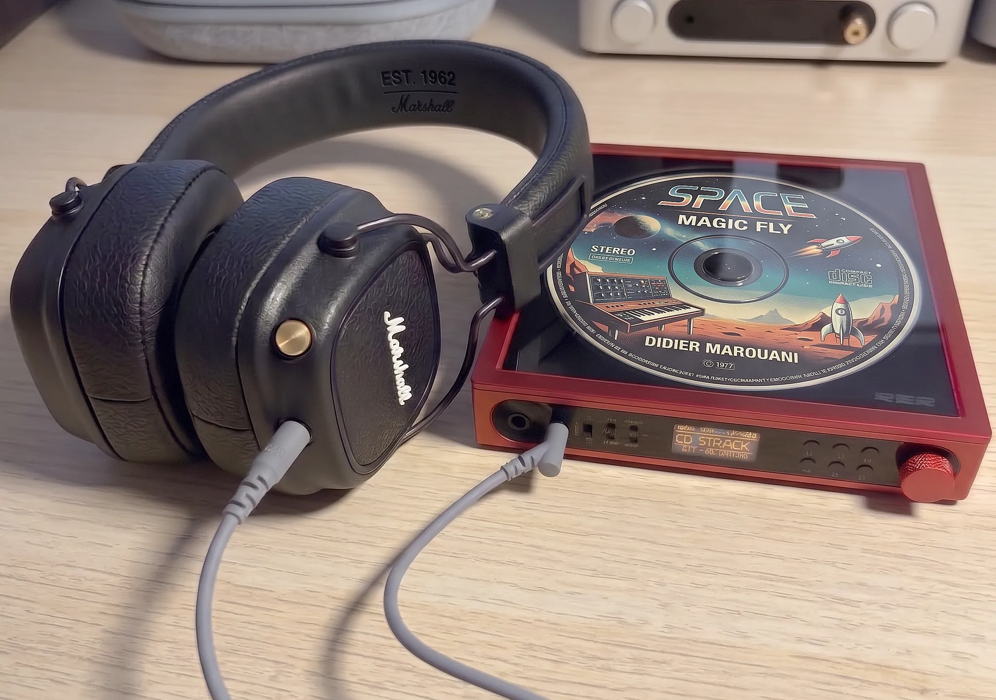 Наушники Marshall Major 5: проводное подключение к CD-плееру FiiO DM15 R2R.