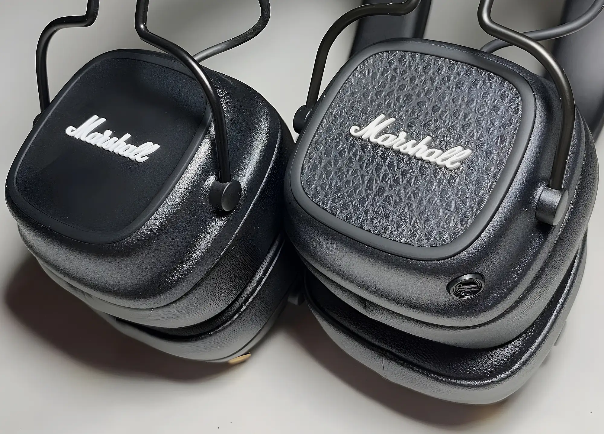 Marshall Major IV и Major V: сравнение чашек, гладкая панель слева и текстурированная справа, крупный план.