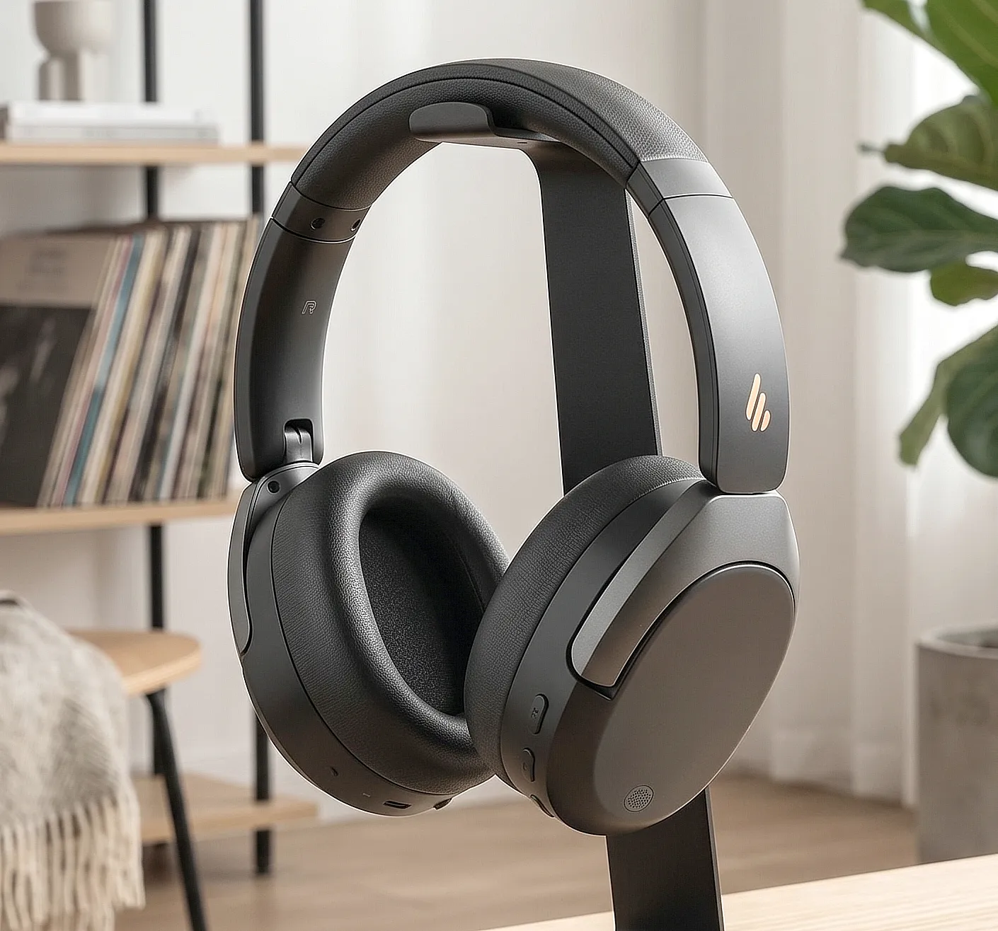 Edifier W830NB: черные полноразмерные наушники на стойке, овальные чашки с золотым логотипом, крупный план.