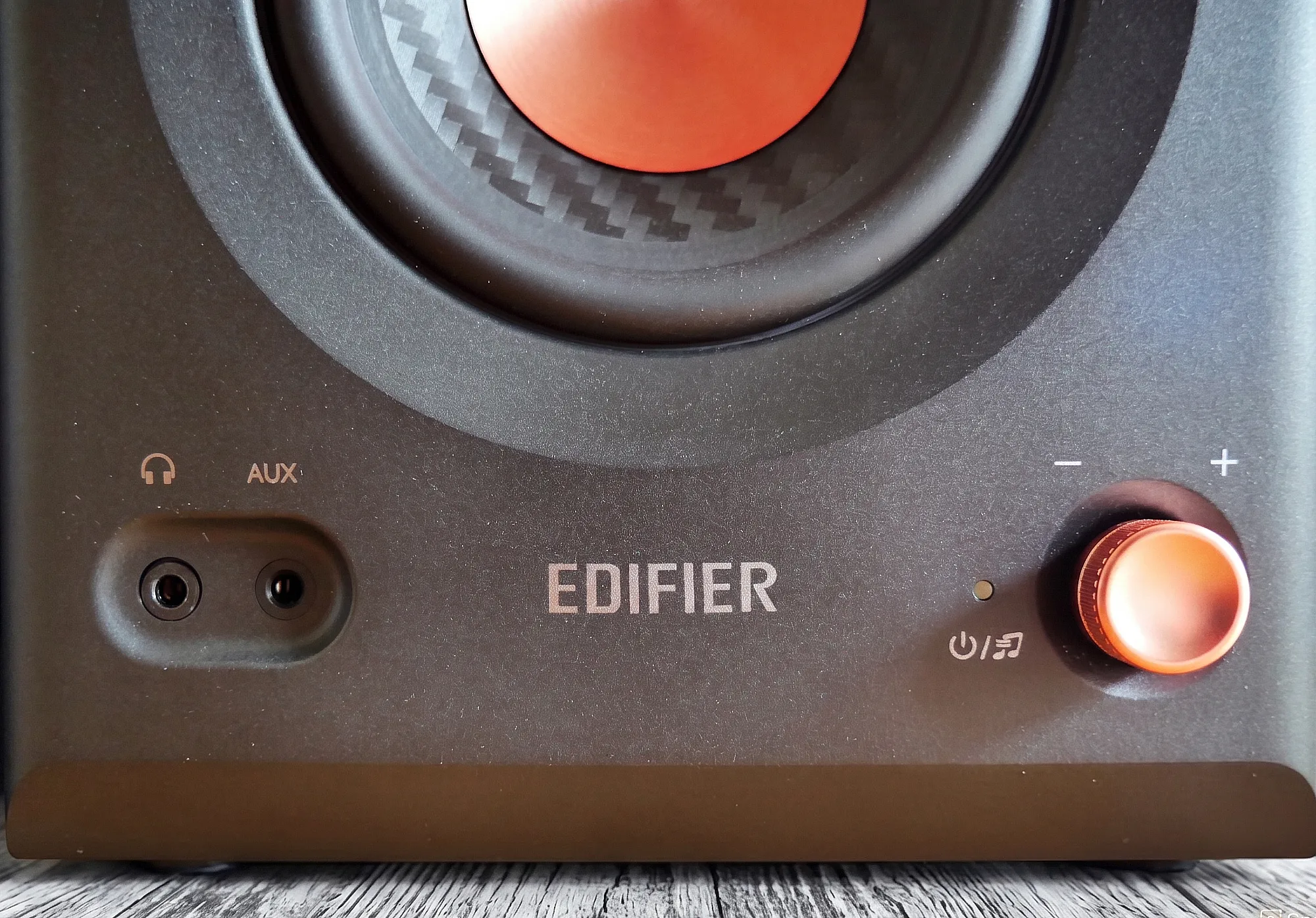 Элементы управления Edifier MR5: энкодер громкости, AUX и разъем для наушников на передней панели.