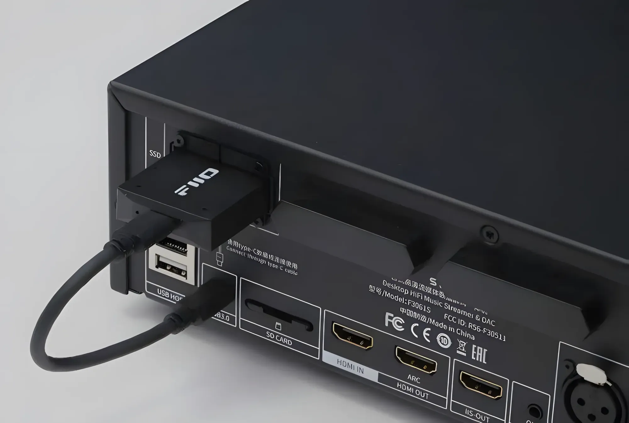 Задняя панель стримера FiiO S15 с подключенным модулем SSD и кабелем USB-C.