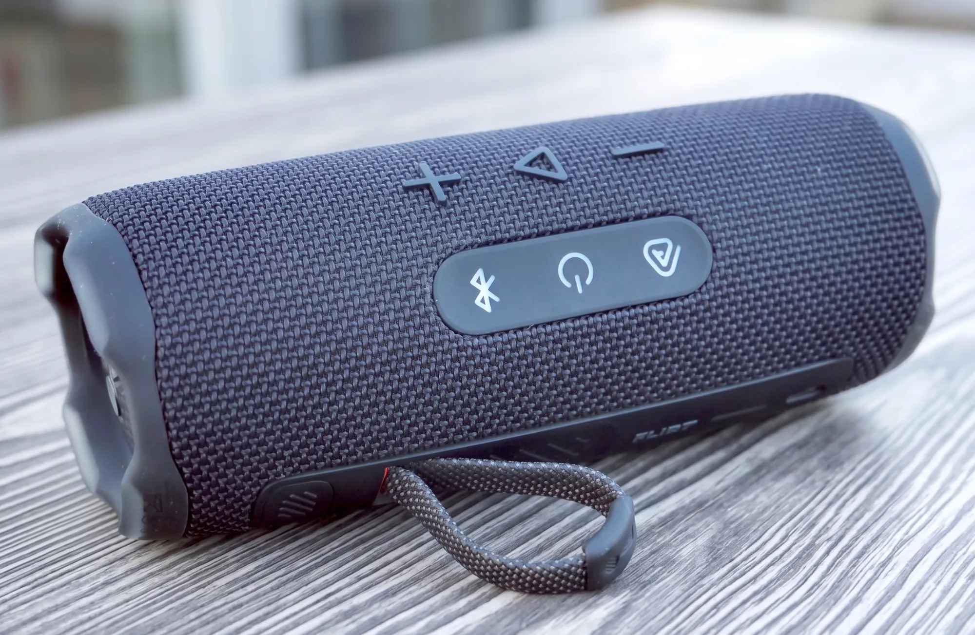 Кнопки управления на колонке JBL Flip 7. Крупный план панели с клавишами и прорезиненных кнопок