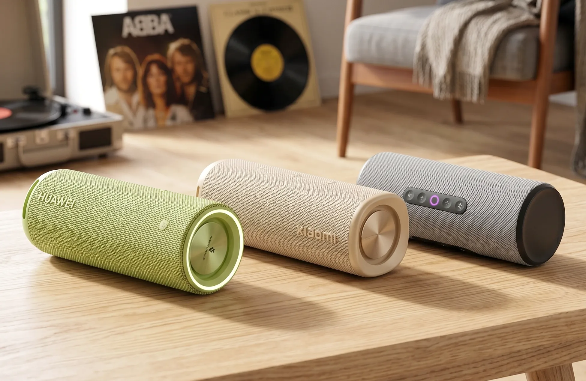 Колонки Huawei Sound Joy 2, Xiaomi Sound Outdoor и Яндекс Станция Стрит на столе.