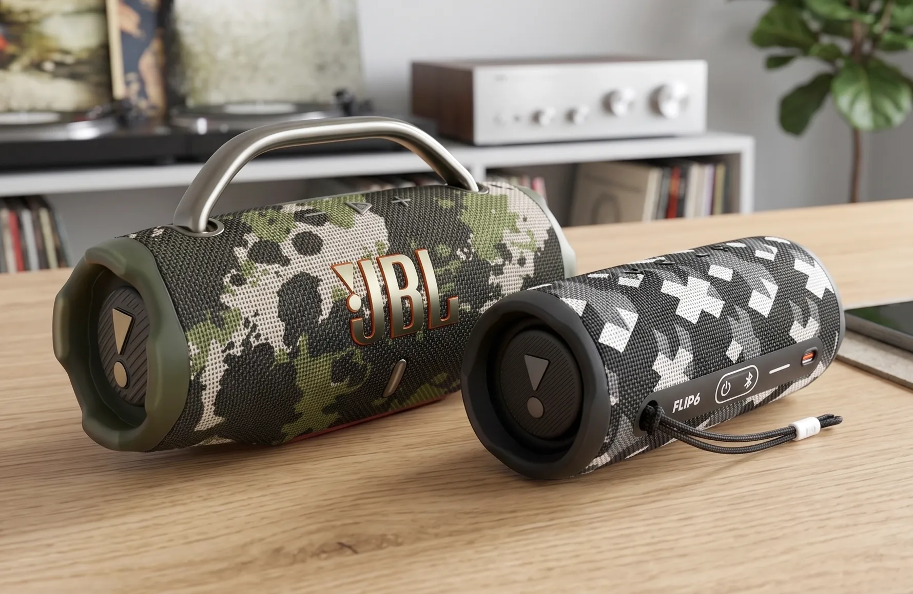 Колонки JBL Flip 6 и Charge 6 в камуфляжной расцветке на деревянном столе.