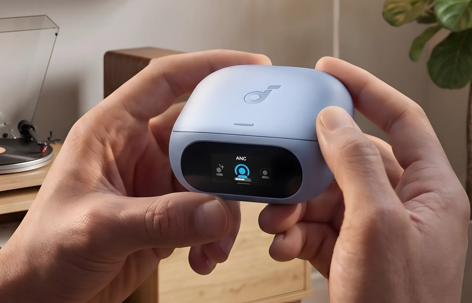 Смарт-экран на кейсе наушников Soundcore Liberty 5 Pro в руках. Крупный план дисплея с индикацией ANC.