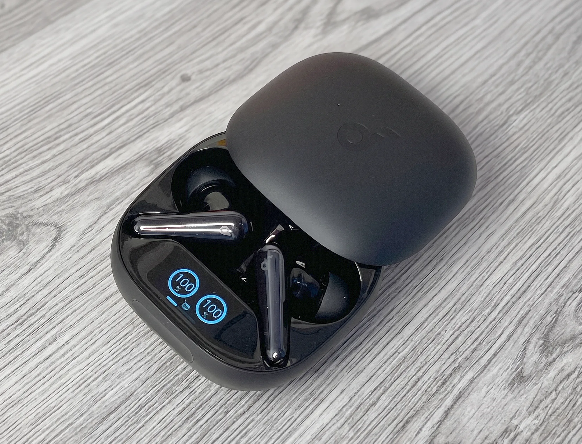 TWS наушники Soundcore Liberty 4 Pro в зарядном смарт-кейсе