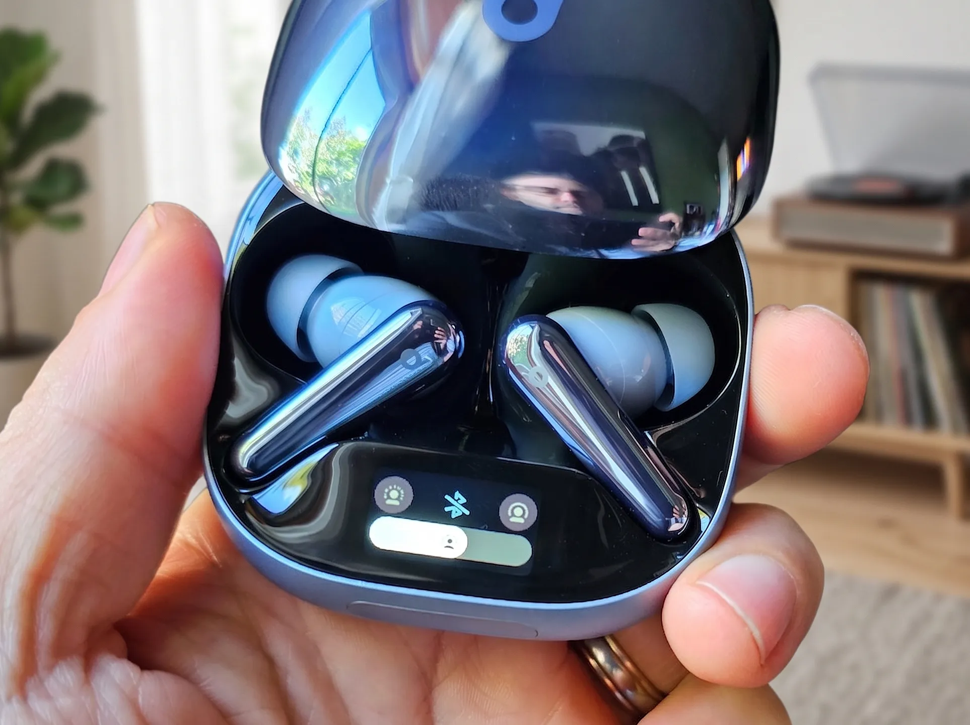 TWS-наушники Soundcore Liberty 4 Pro в открытом кейсе с экраном. Крупный план футляра с подсветкой.