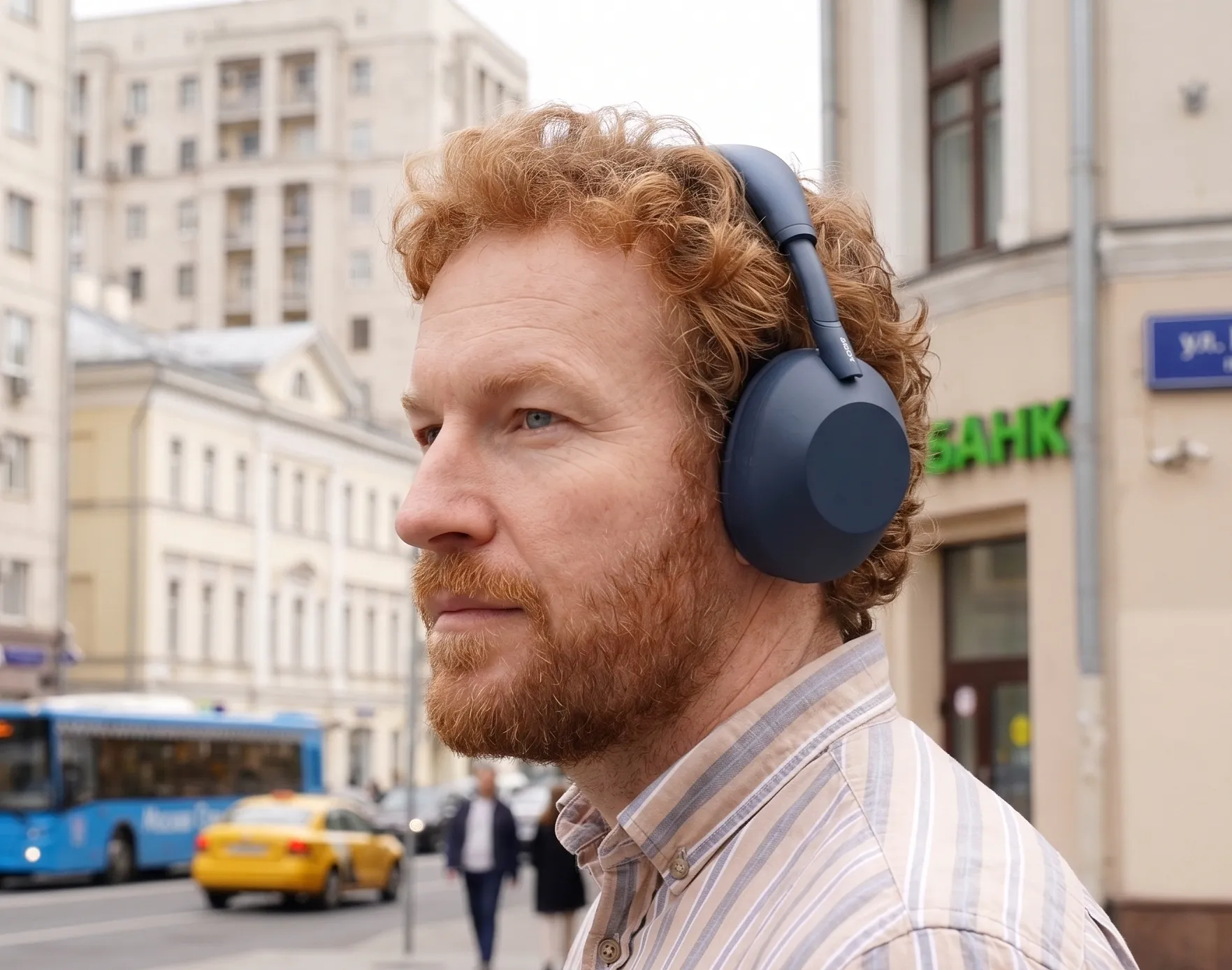 Автор обзора Павел Окопень тестирует наушники Sony WH-1000XM6