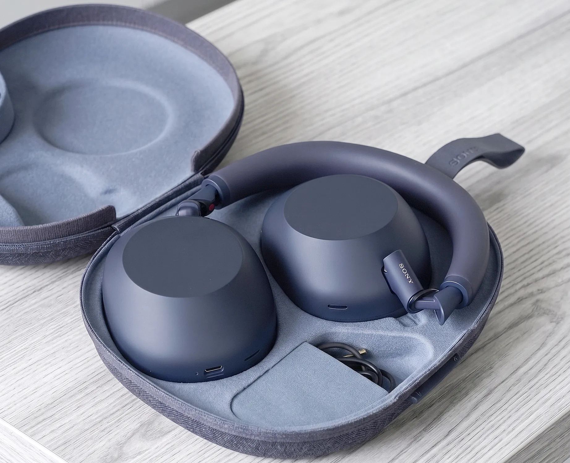 Наушники Sony WH-1000XM6 тканевый кейс и комплектация.