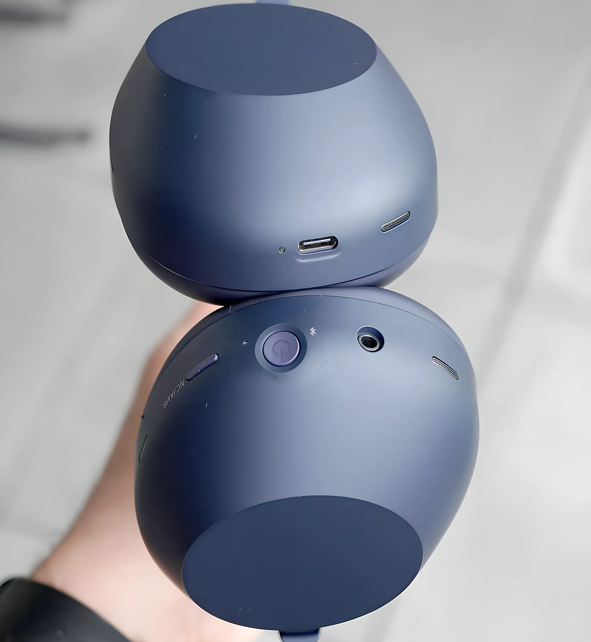 Пластик софт-тач чашек наушников Sony WH-1000XM6.