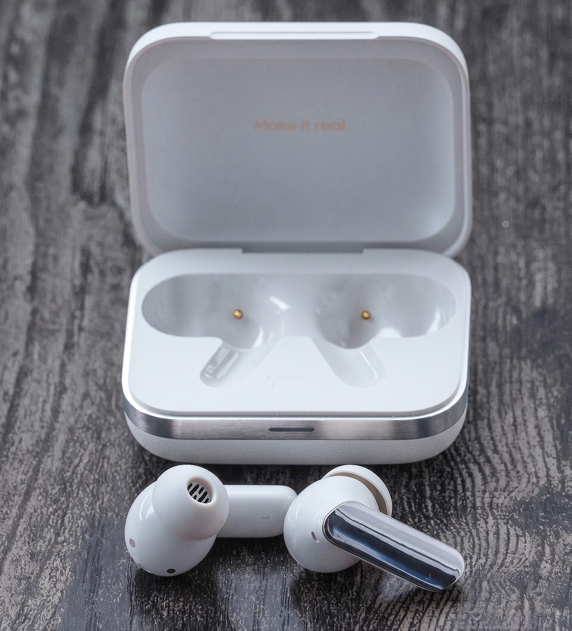 TWS–наушники Realme Buds Air 7 Pro рядом с открытым зарядным кейсом.