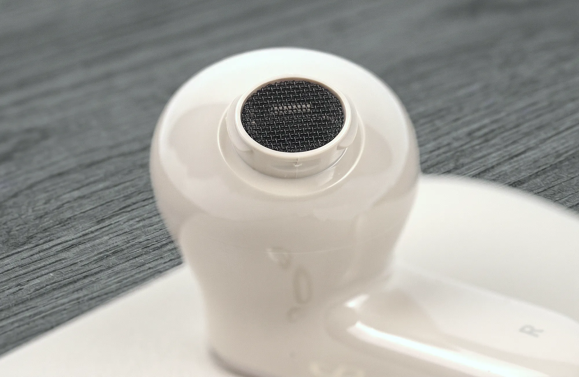 Наушник Realme Buds Air 7 Pro со снятым амбушюром. Макроплан звуковода с защитной сеточкой.
