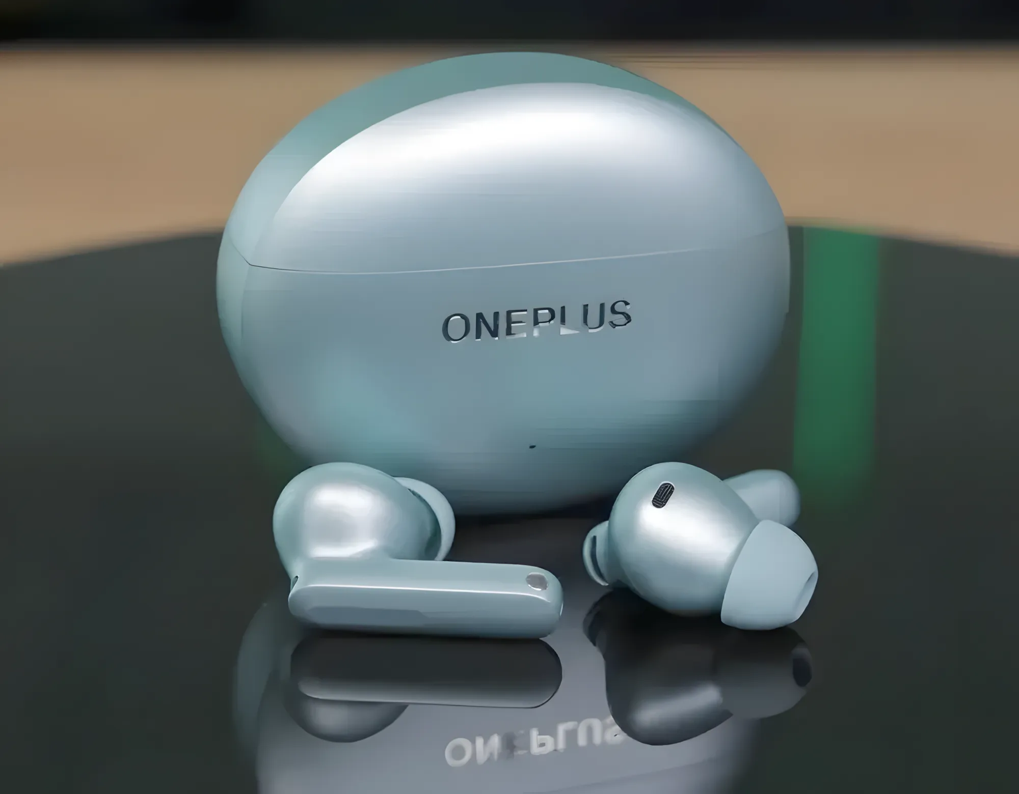 TWS – наушники OnePlus Buds 4 мятного цвета рядом с закрытым зарядным кейсом.