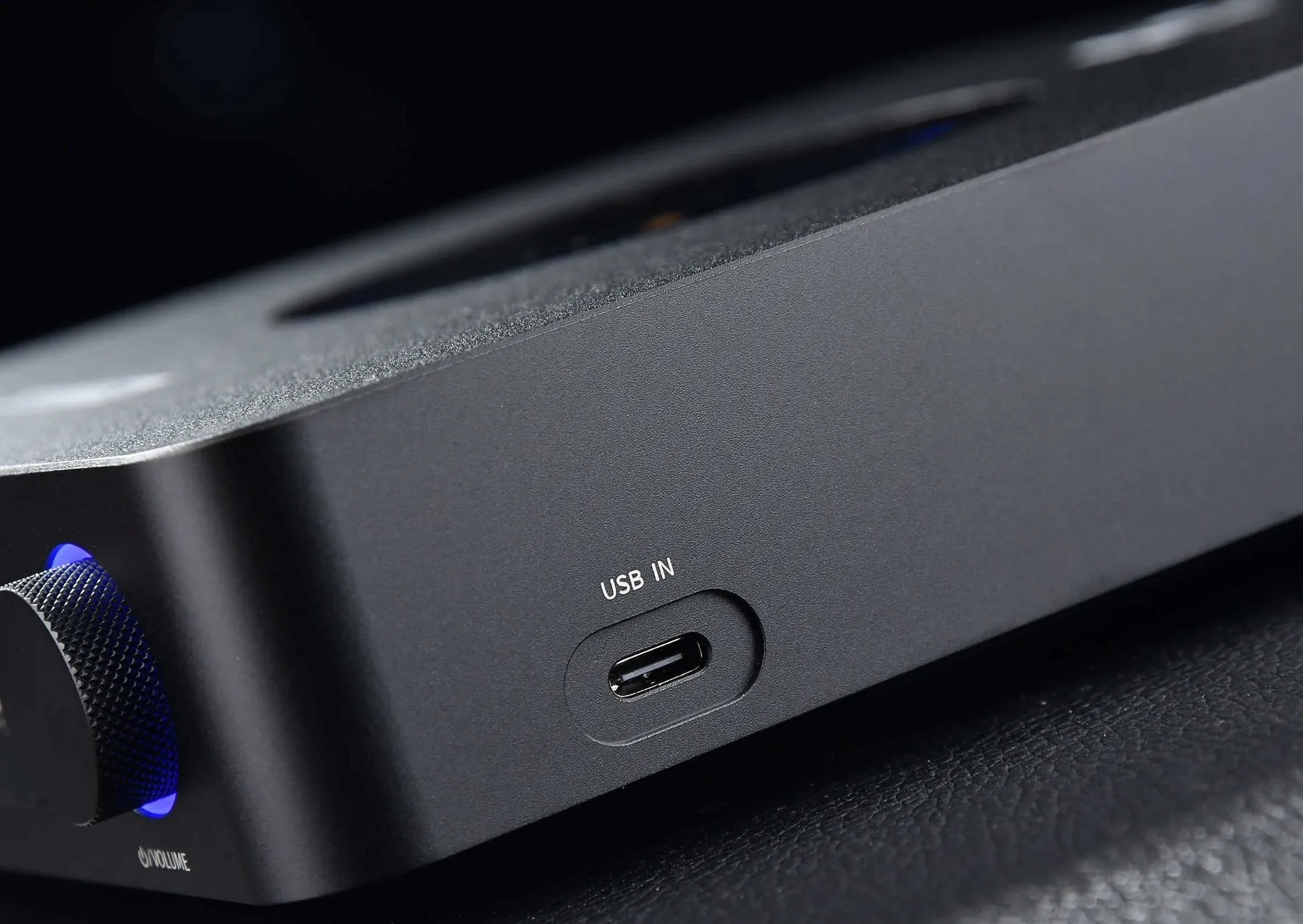 ЦАП усилитель FiiO K13 R2R боковой разъем USB-C.