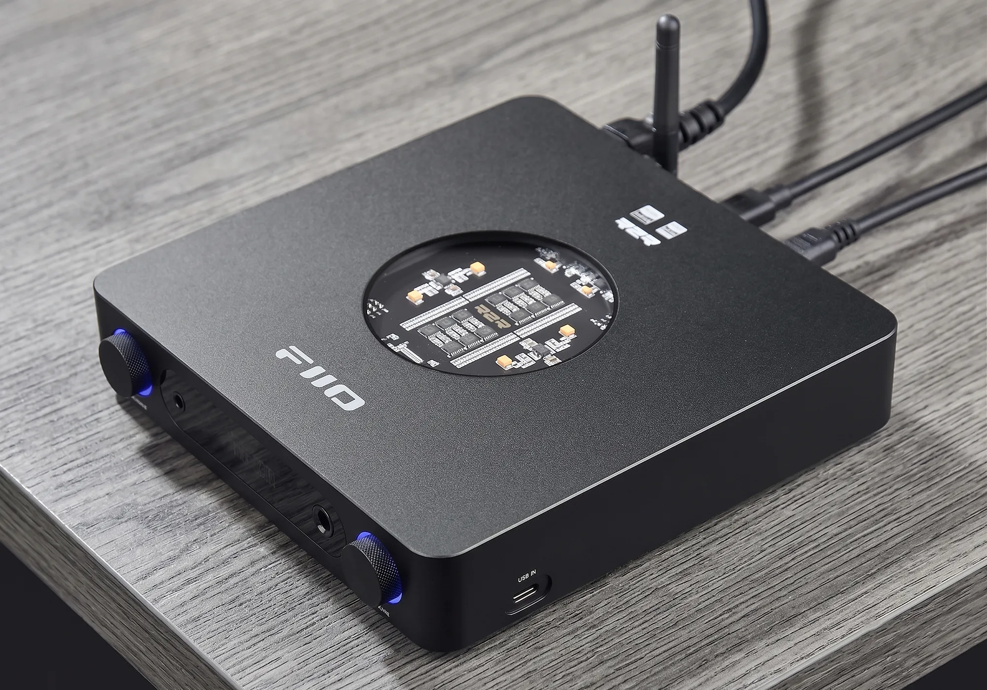 Усилитель для наушников и ЦАП FiiO K13 R2R в черном металлическом корпусе на столе.