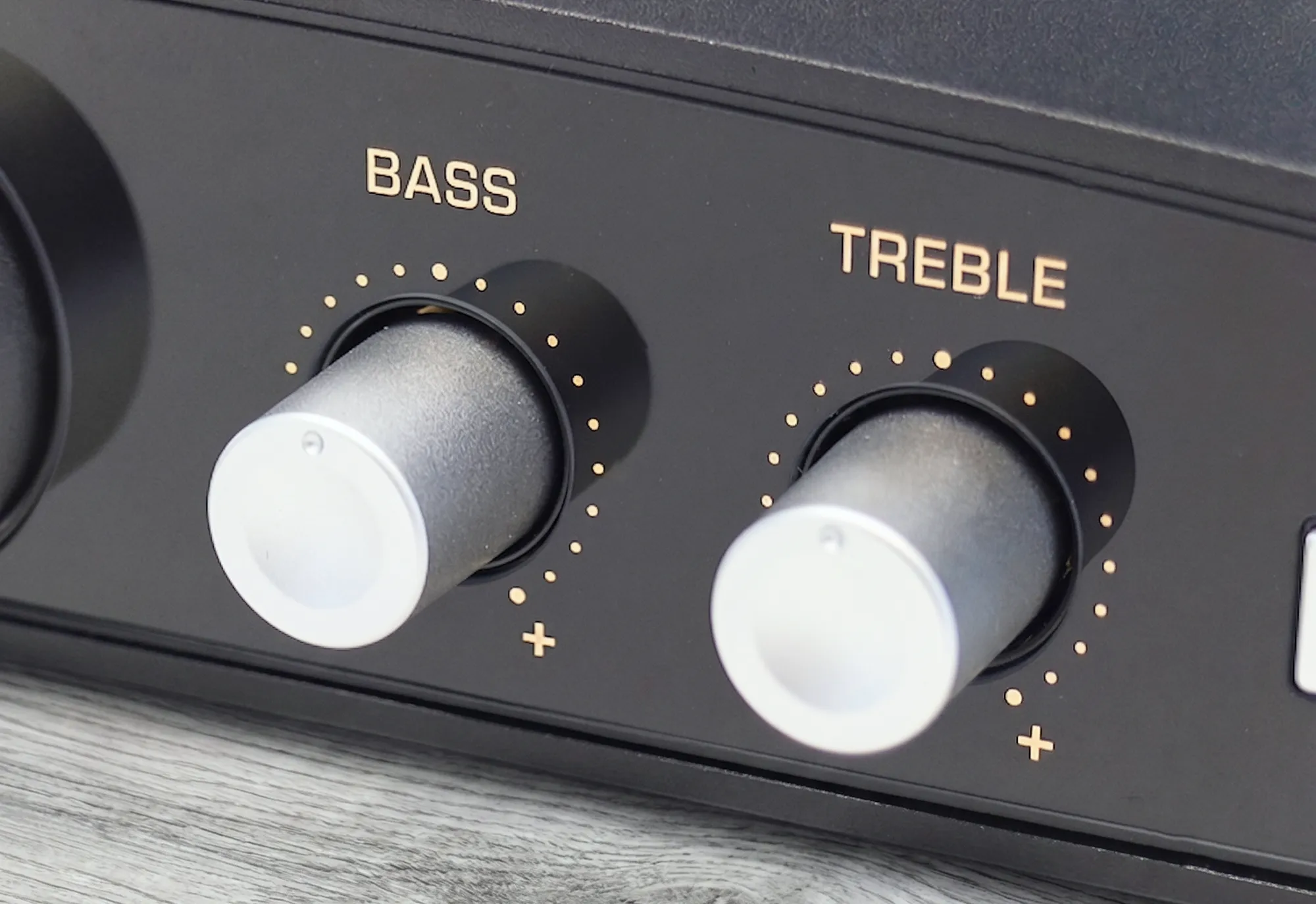 ЦАП и усилитель для наушников Shanling EH2. Регуляторы тембра BASS и TREBLE с точечной шкалой и подписями на передней панели устройства.