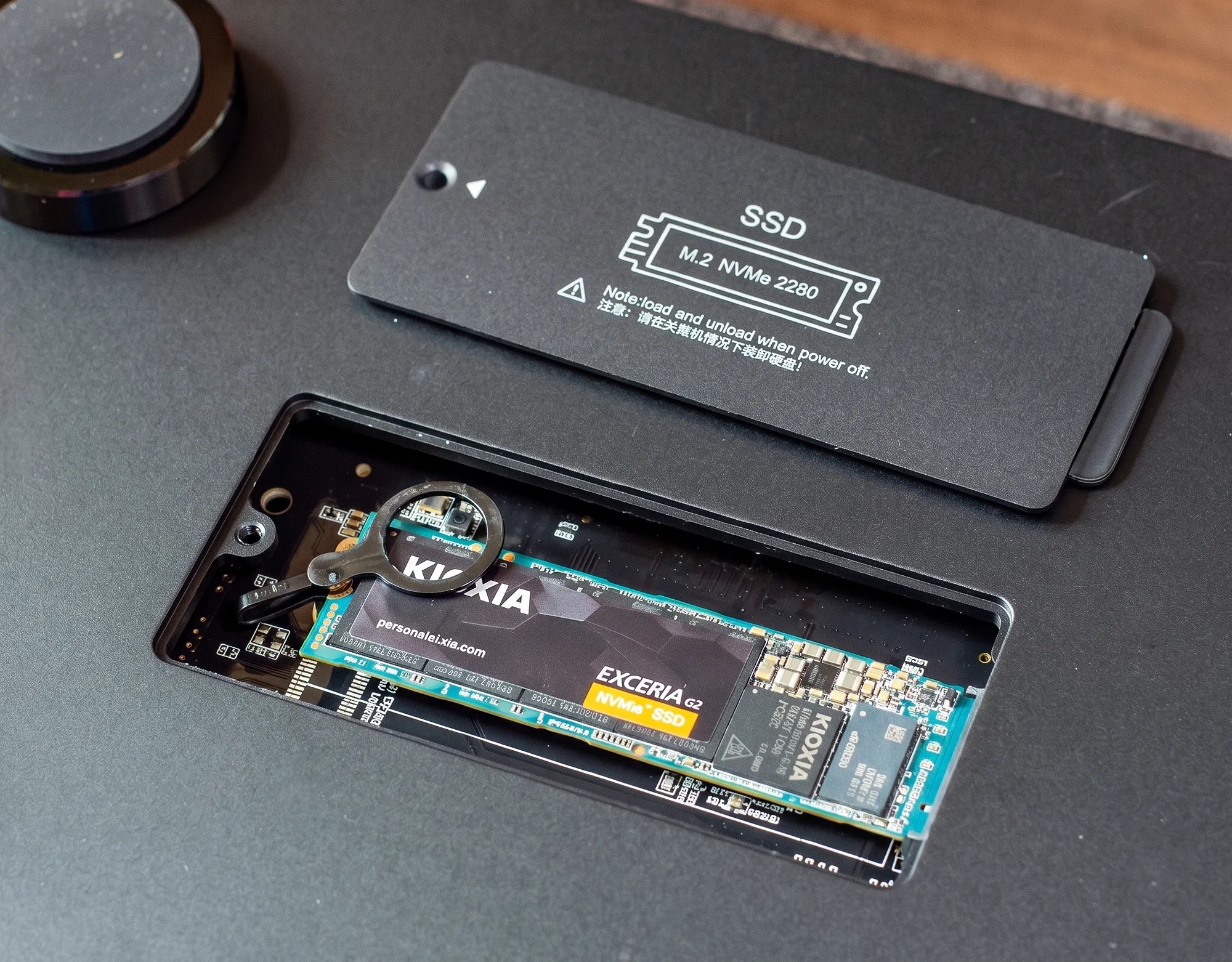 Слот M.2 NVMe SSD на дне стримера EverSolo DMP-A6 Gen 2: открытая крышка и установленный накопитель Kioxia Exceria G2.
