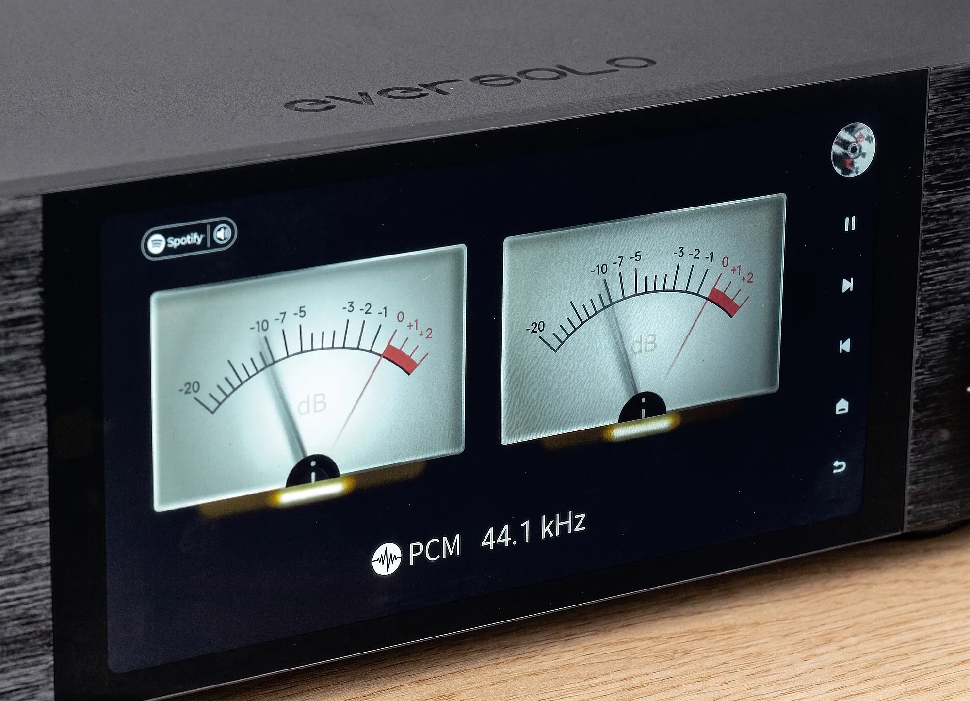 VU-метры на экране стримера EverSolo DMP-A6 Gen 2.
