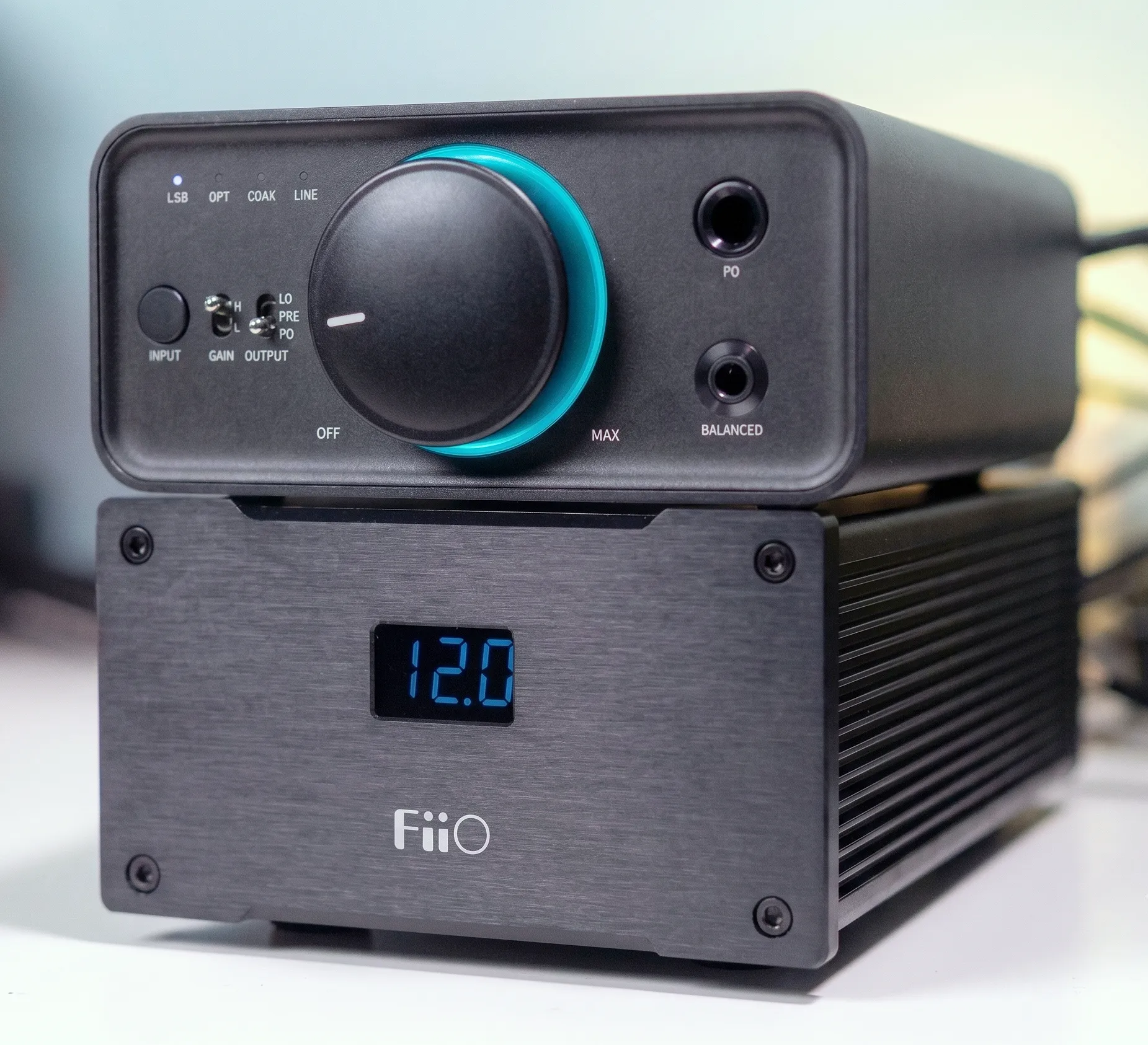 ЦАП и усилитель FiiO K7 на линейном блоке питания FiiO PL50: устройства установлены друг на друга вертикальной стопкой.