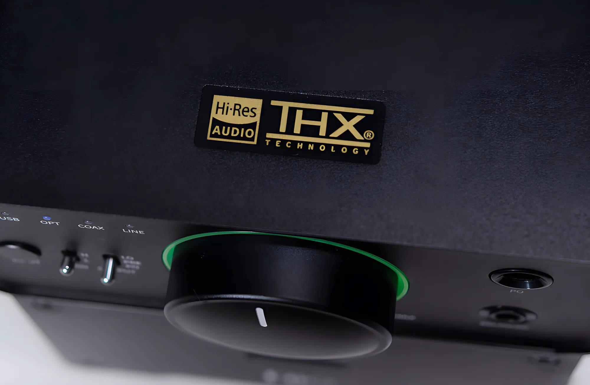 Логотипы Hi-Res Audio и THX Technology на матовой верхней панели черного ЦАПа и усилителя FiiO K7.